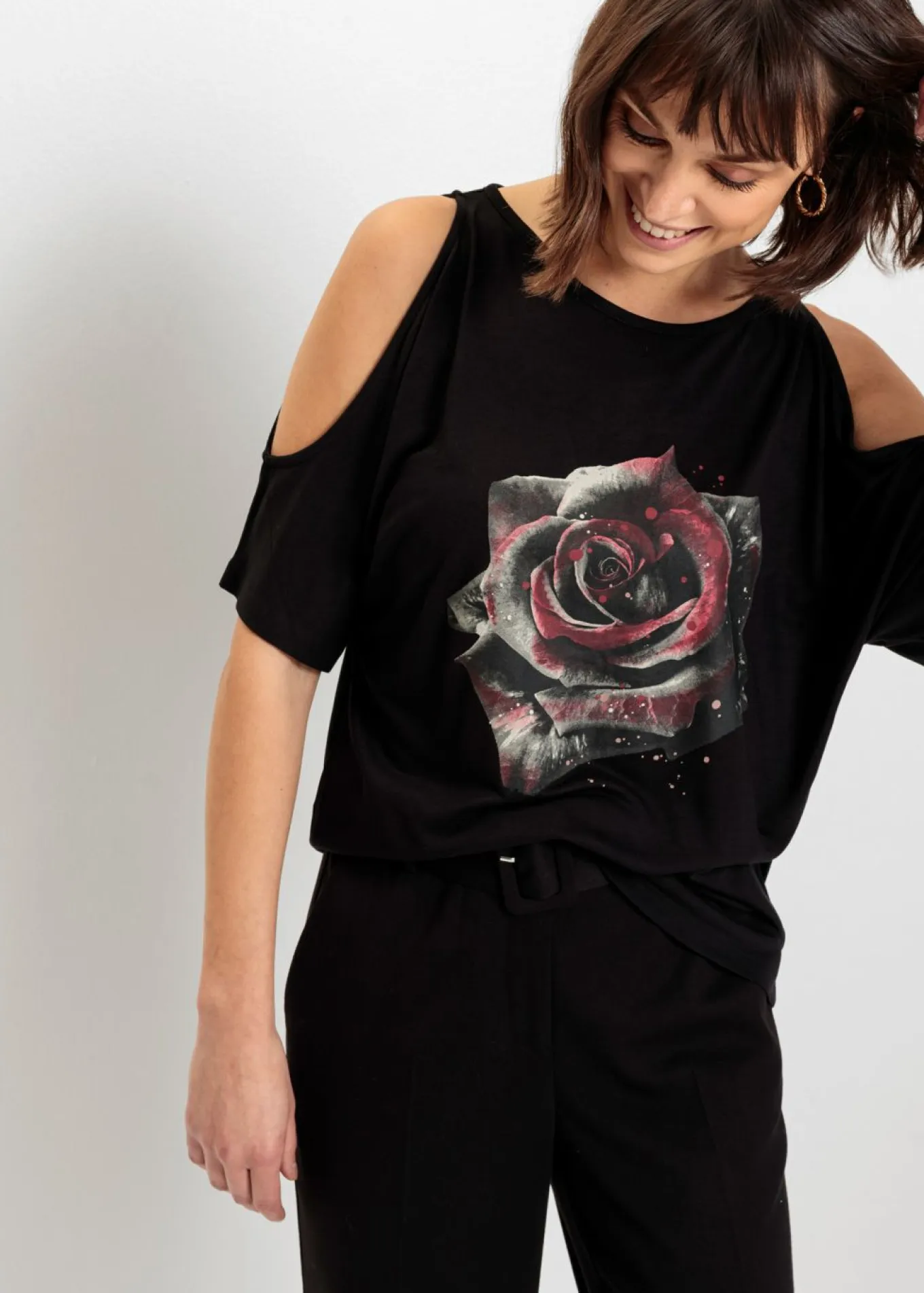 Camiseta con hombros al descubierto de viscosa