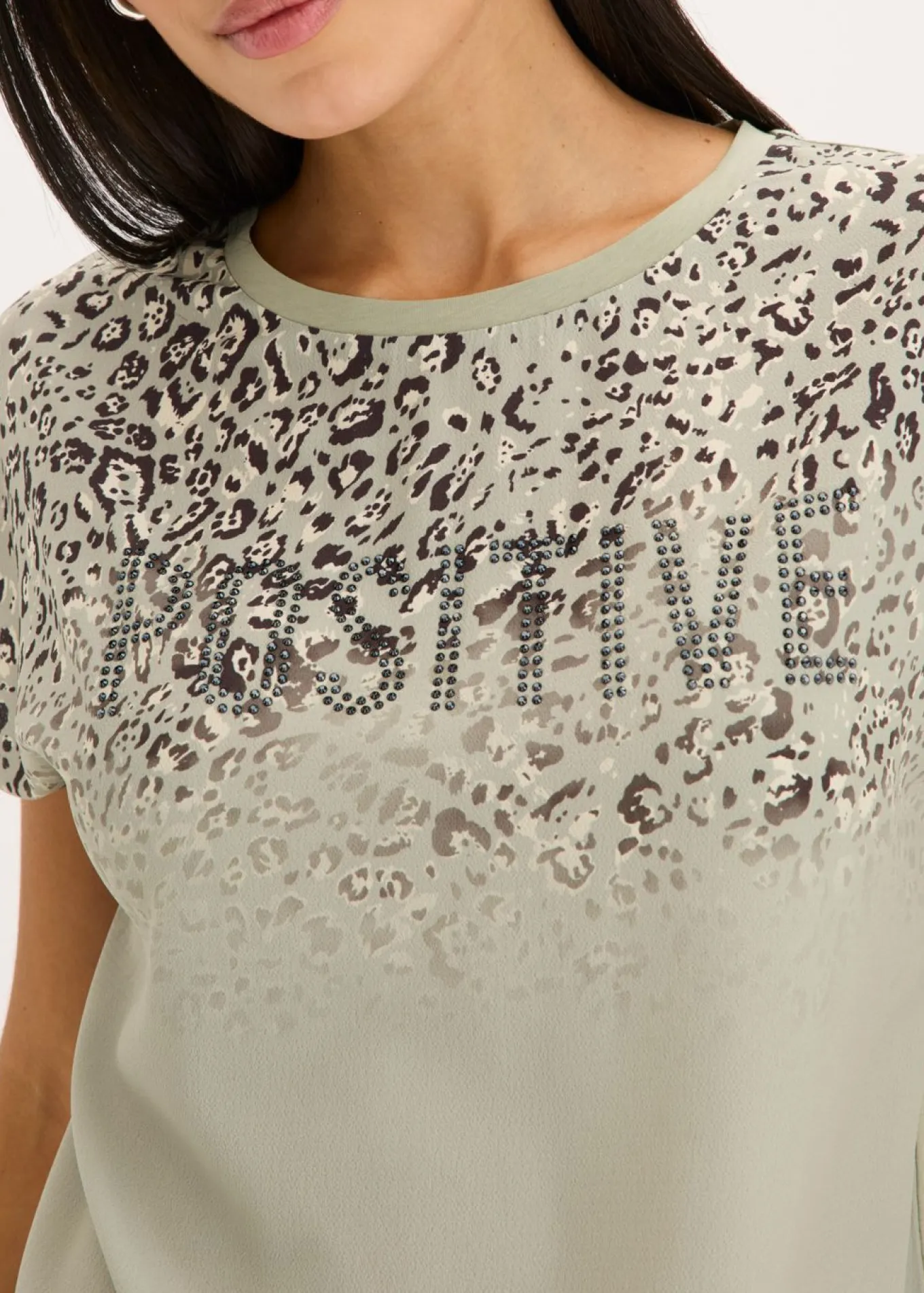 Camiseta con inserto de malla y piedras brillantes