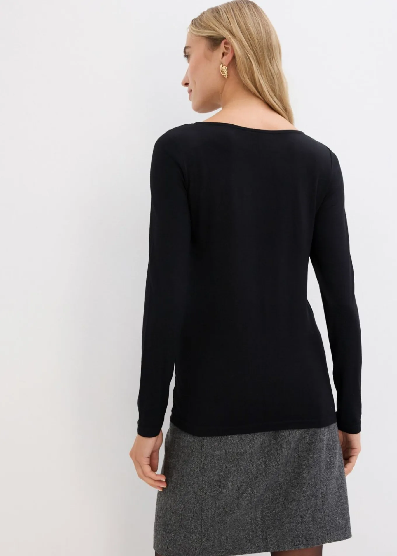 Camiseta con inserto de malla y piedras brillantes