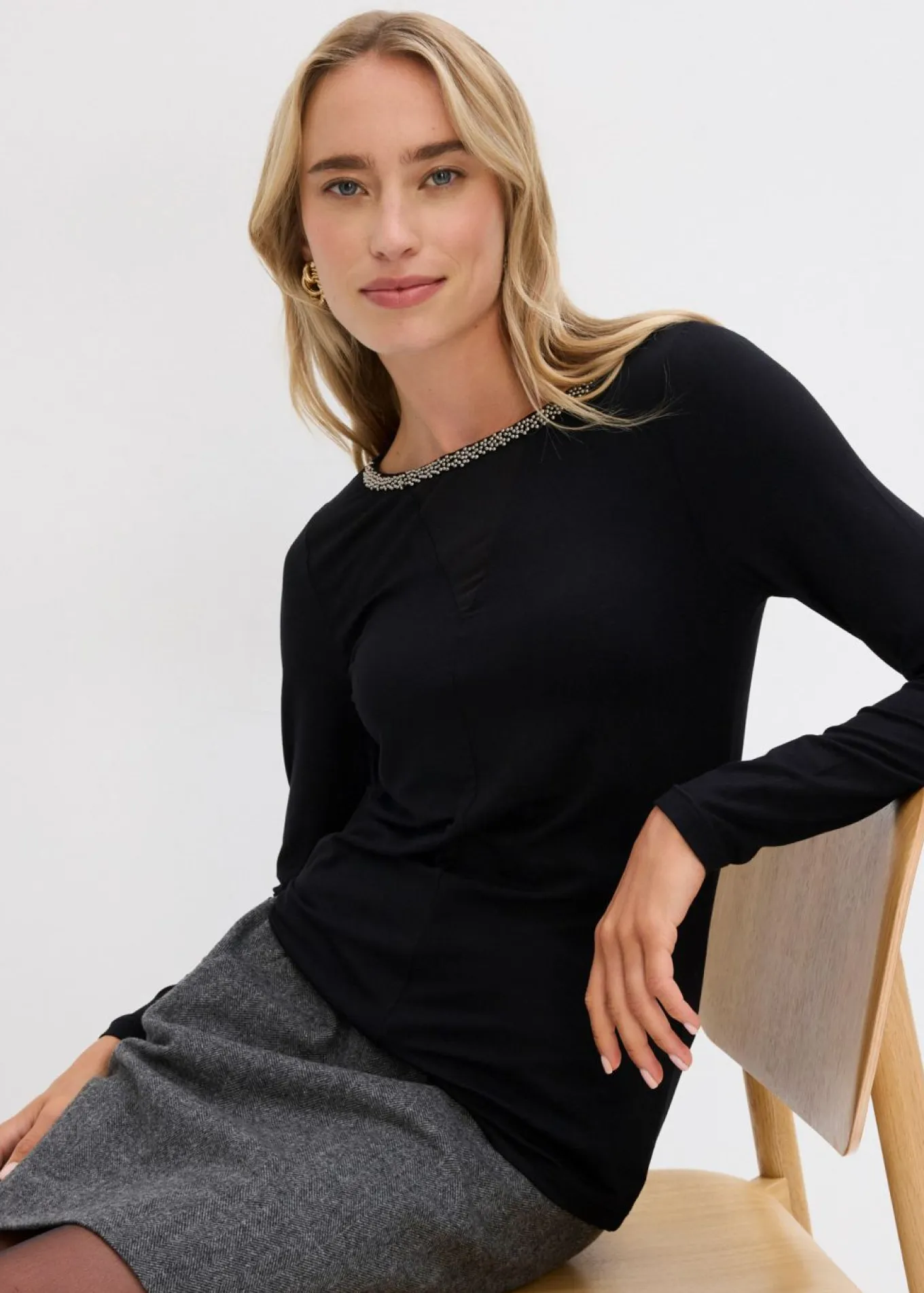 Camiseta con inserto de malla y piedras brillantes