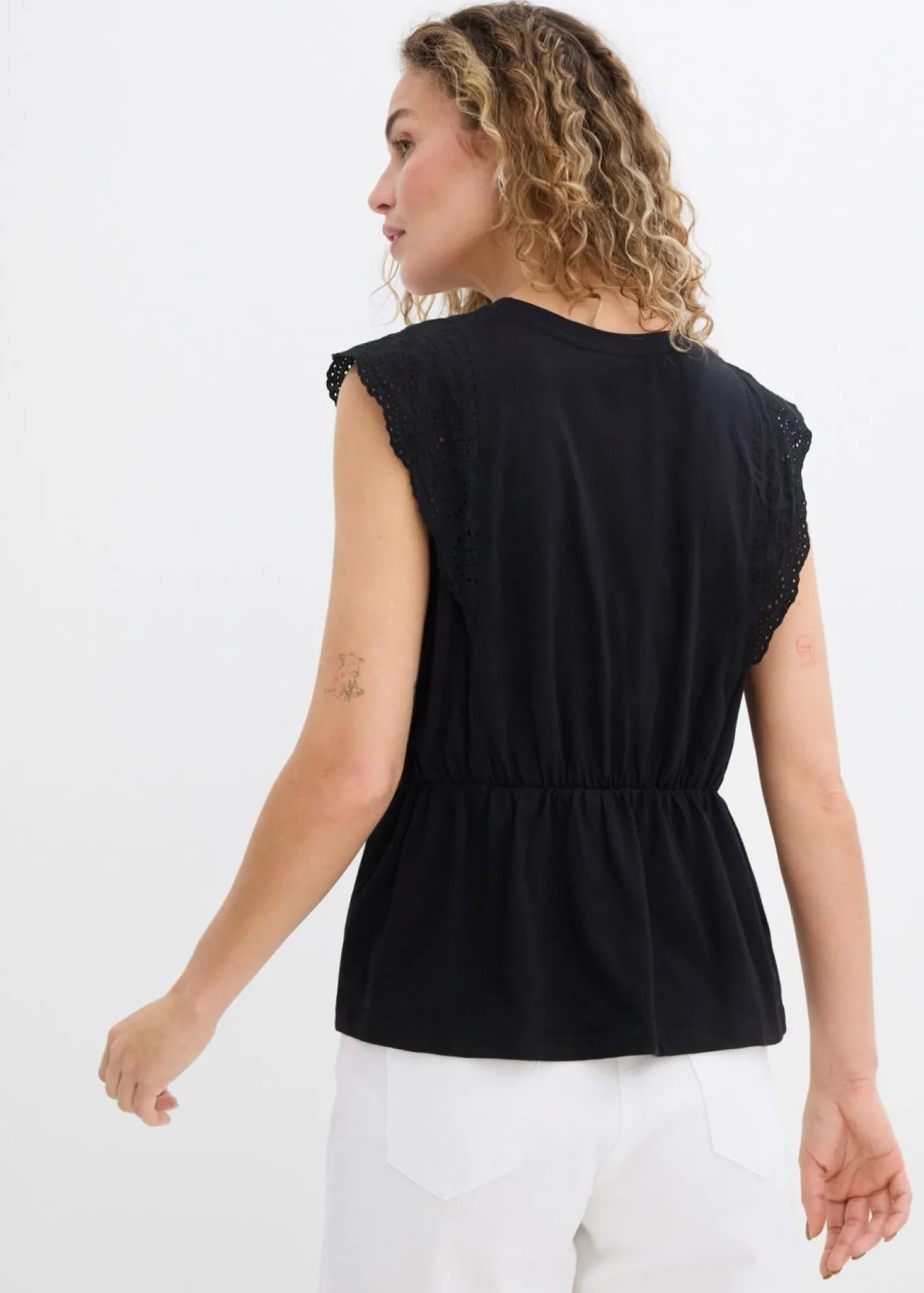 Camiseta con patrón calado