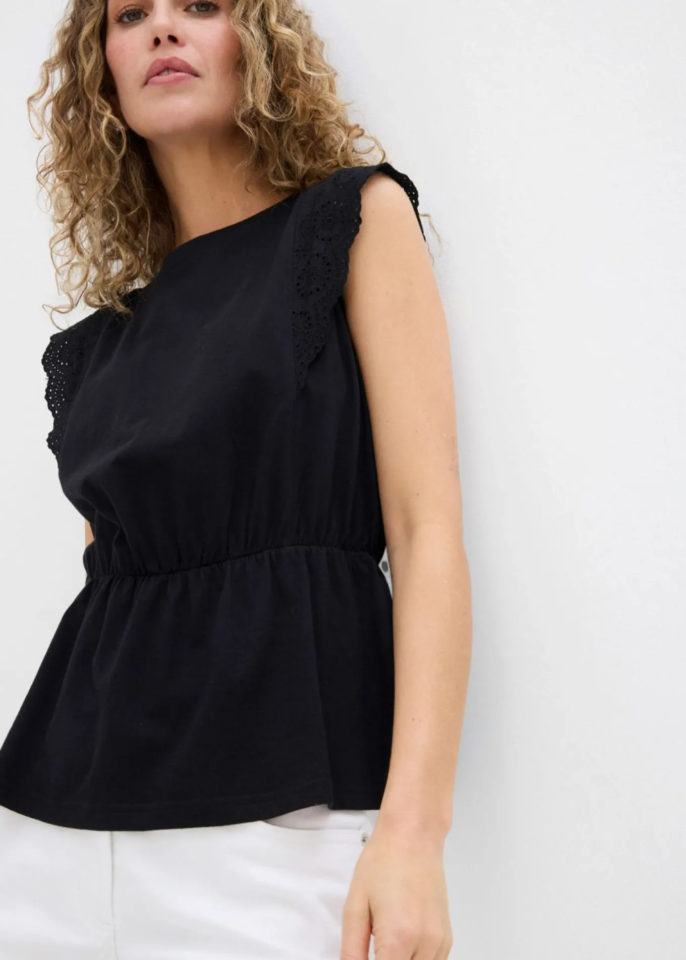 Camiseta con patrón calado