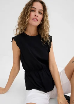Camiseta con patrón calado