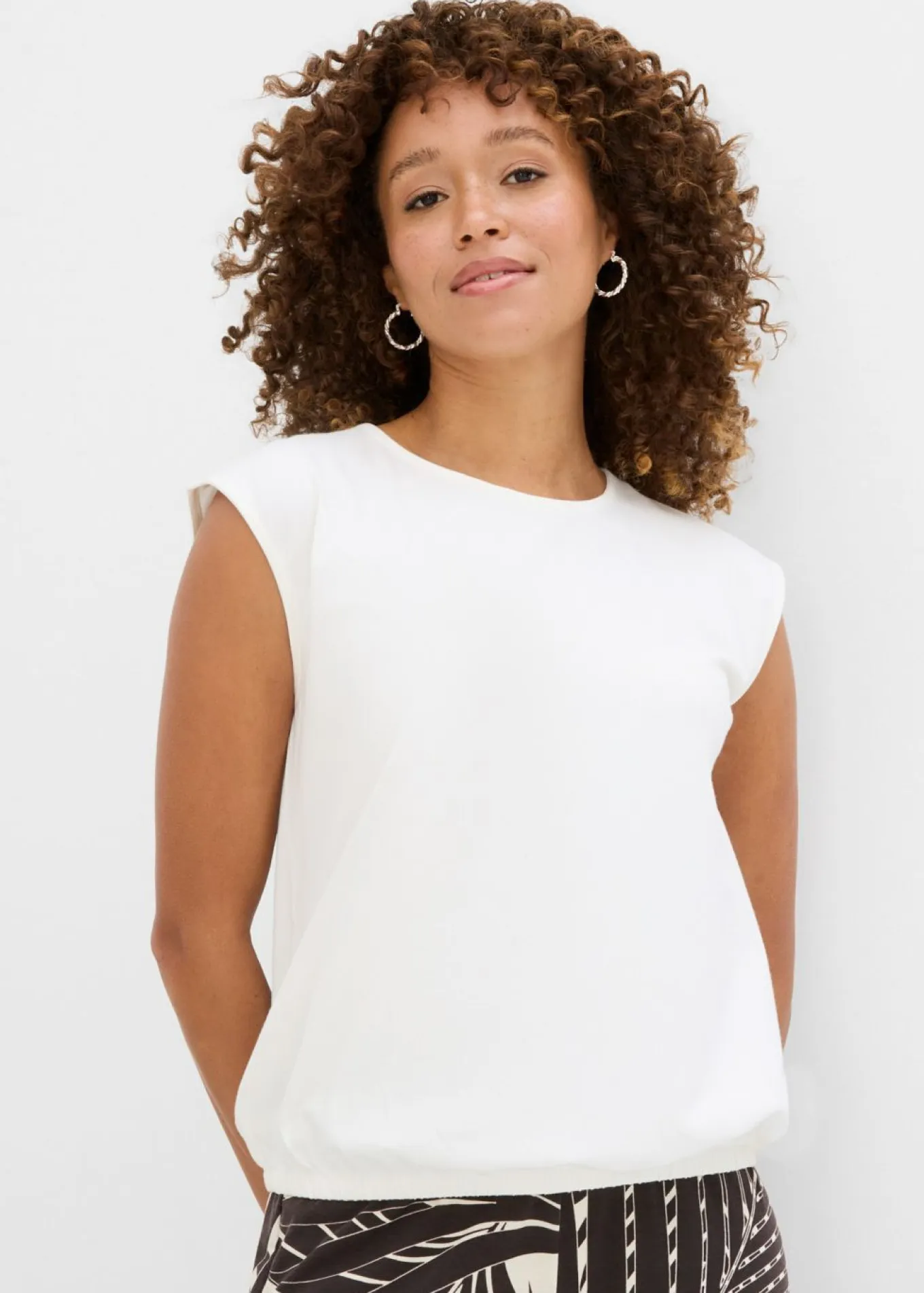 Camiseta con puños elásticos