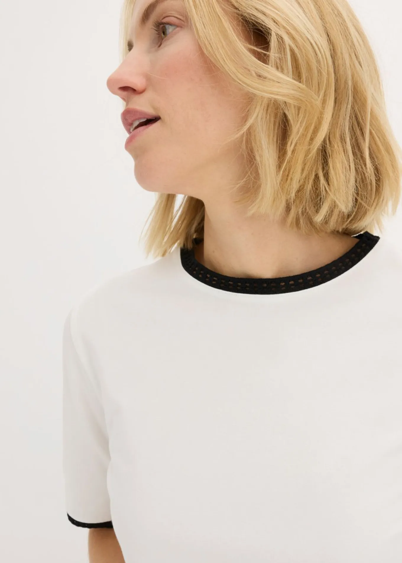 Camiseta con ribete de encaje