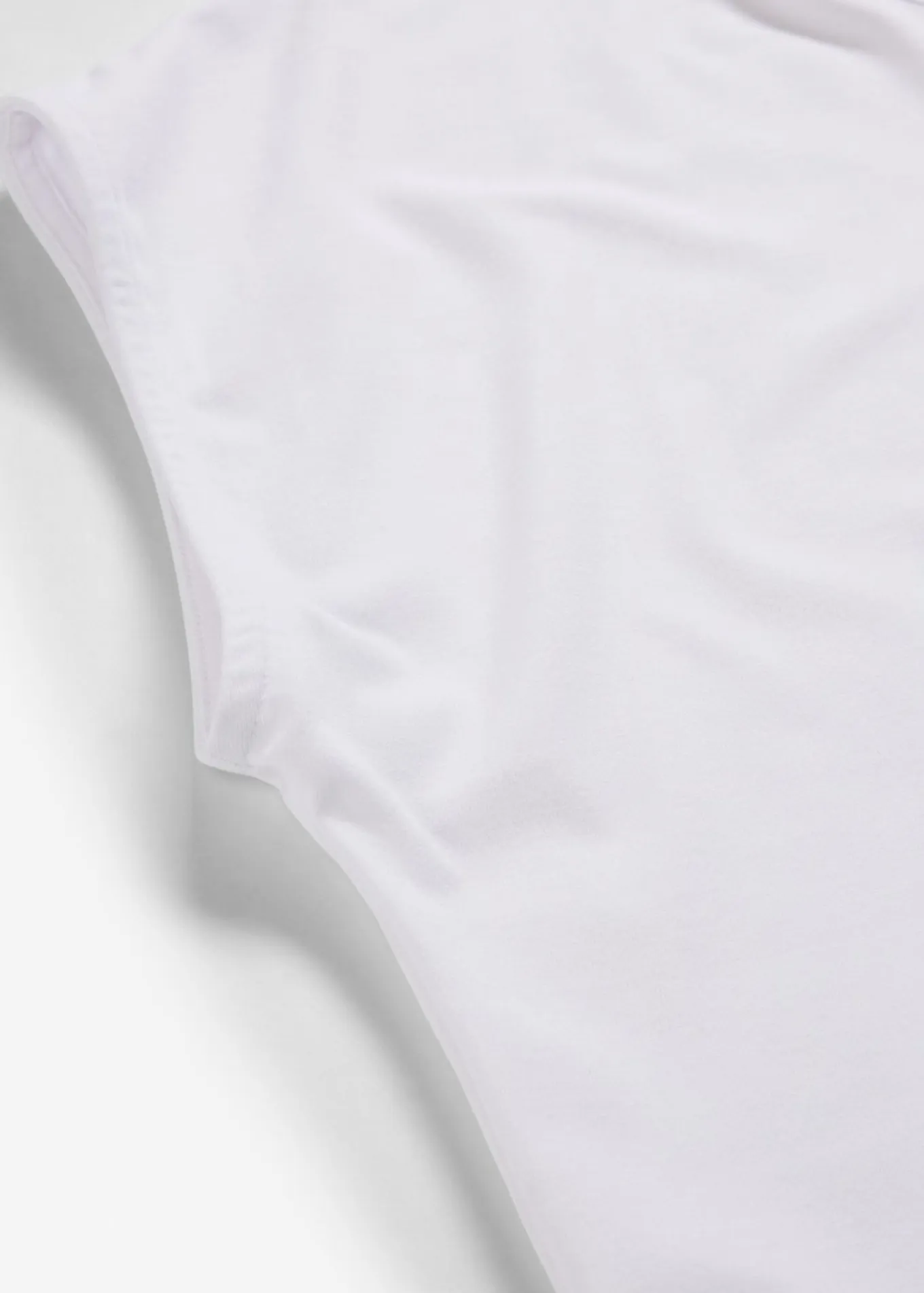 Camiseta con ribete de satén