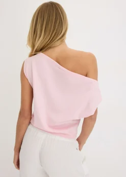 Camiseta con un hombro al descubierto