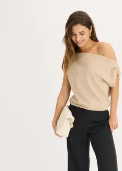 Camiseta con un hombro al descubierto