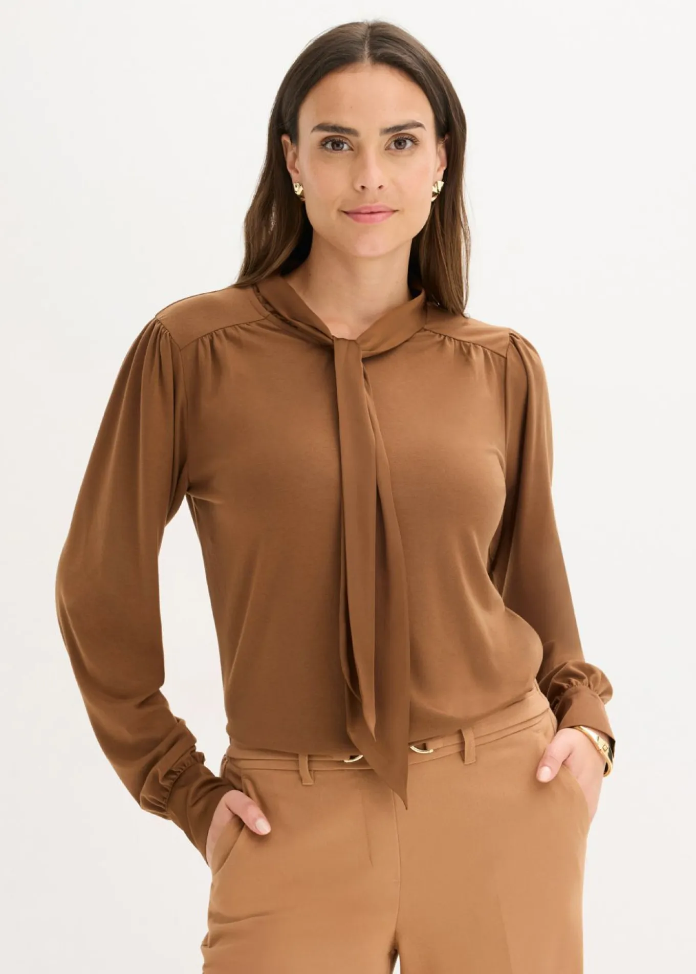 Camiseta con viscosa y lazo de satén