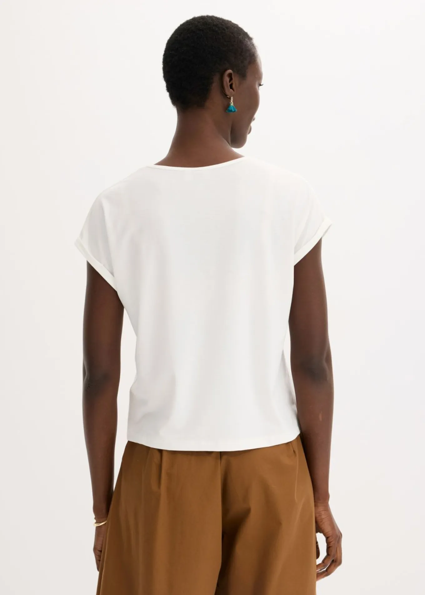 Camiseta con viscosa y piedras brillantes