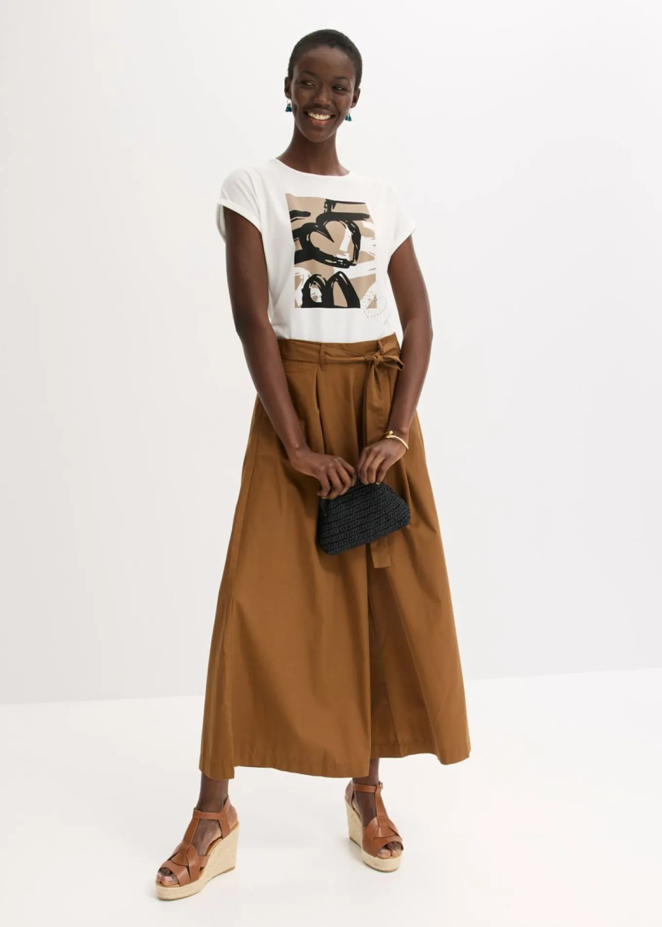 Camiseta con viscosa y piedras brillantes