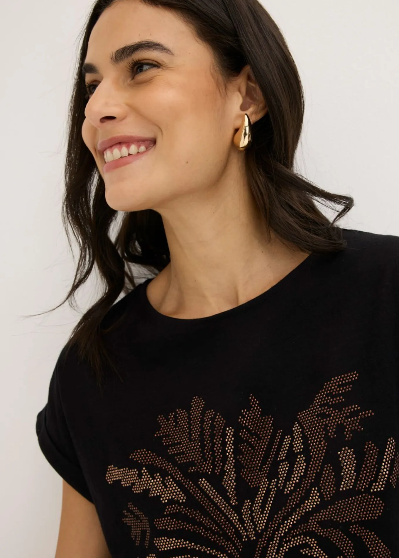 Camiseta de algodón con aplicación de tachuelas