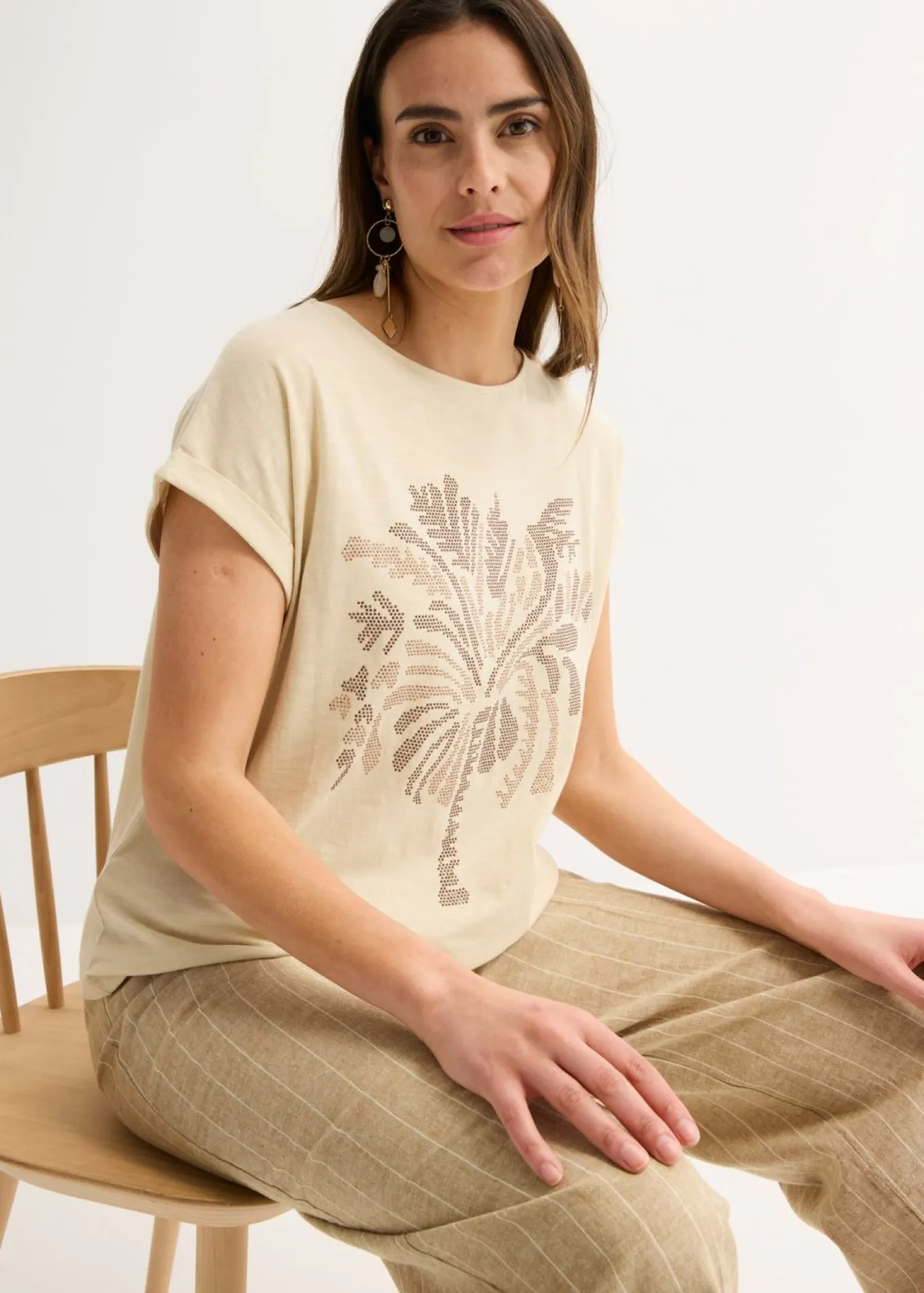 Camiseta de algodón con aplicación de tachuelas