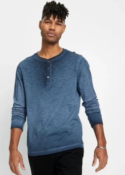 Camiseta de algodón orgánico con manga larga, cuello henley y aspecto desgastado