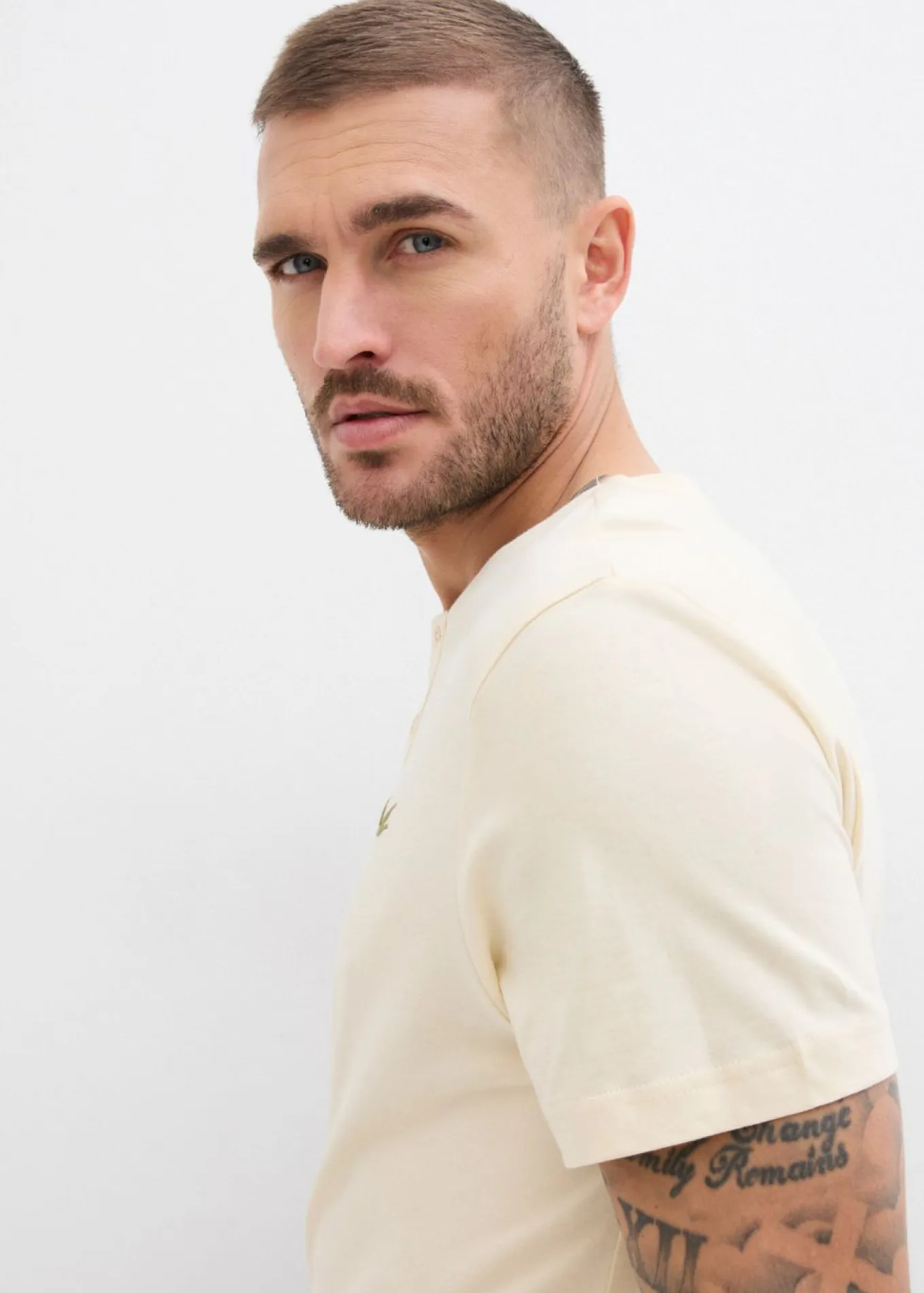 Camiseta de algodón orgánico puro con cuello henley (3 unidades)