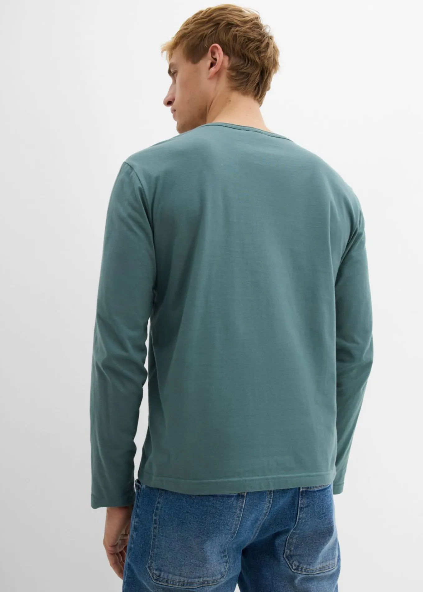 Camiseta de algodón orgánico puro con cuello henley, manga larga y corte entallado