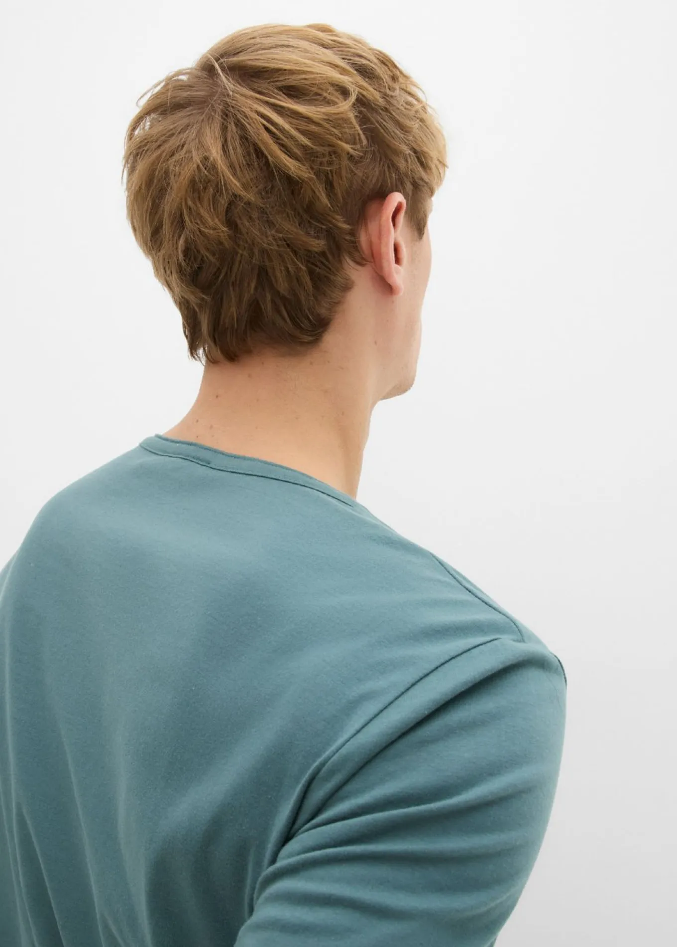Camiseta de algodón orgánico puro con cuello henley, manga larga y corte entallado