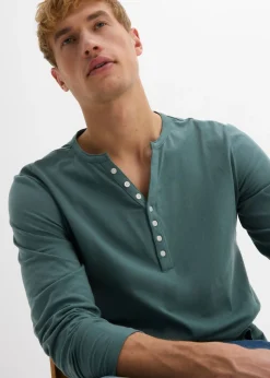 Camiseta de algodón orgánico puro con cuello henley, manga larga y corte entallado