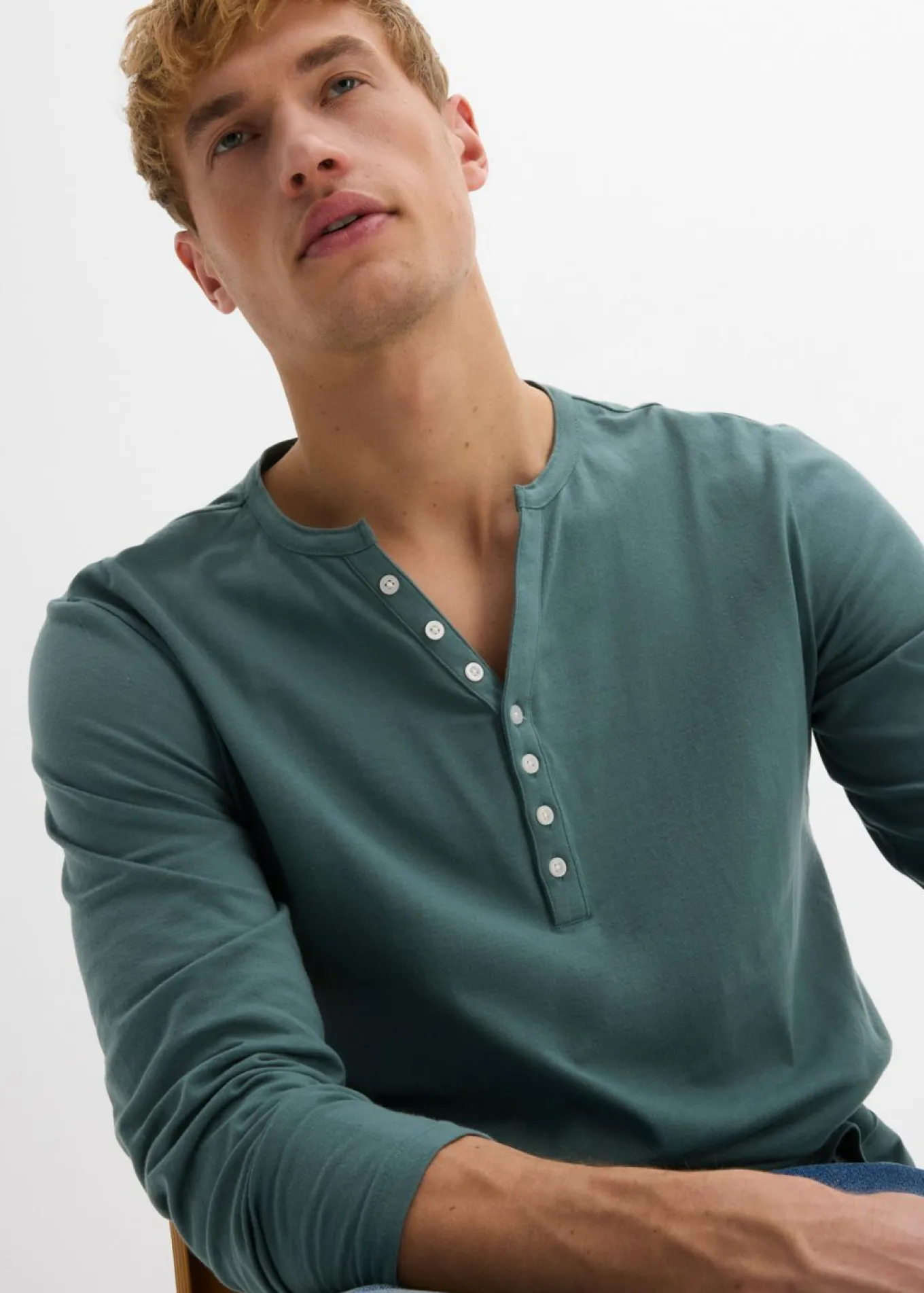 Camiseta de algodón orgánico puro con cuello henley, manga larga y corte entallado