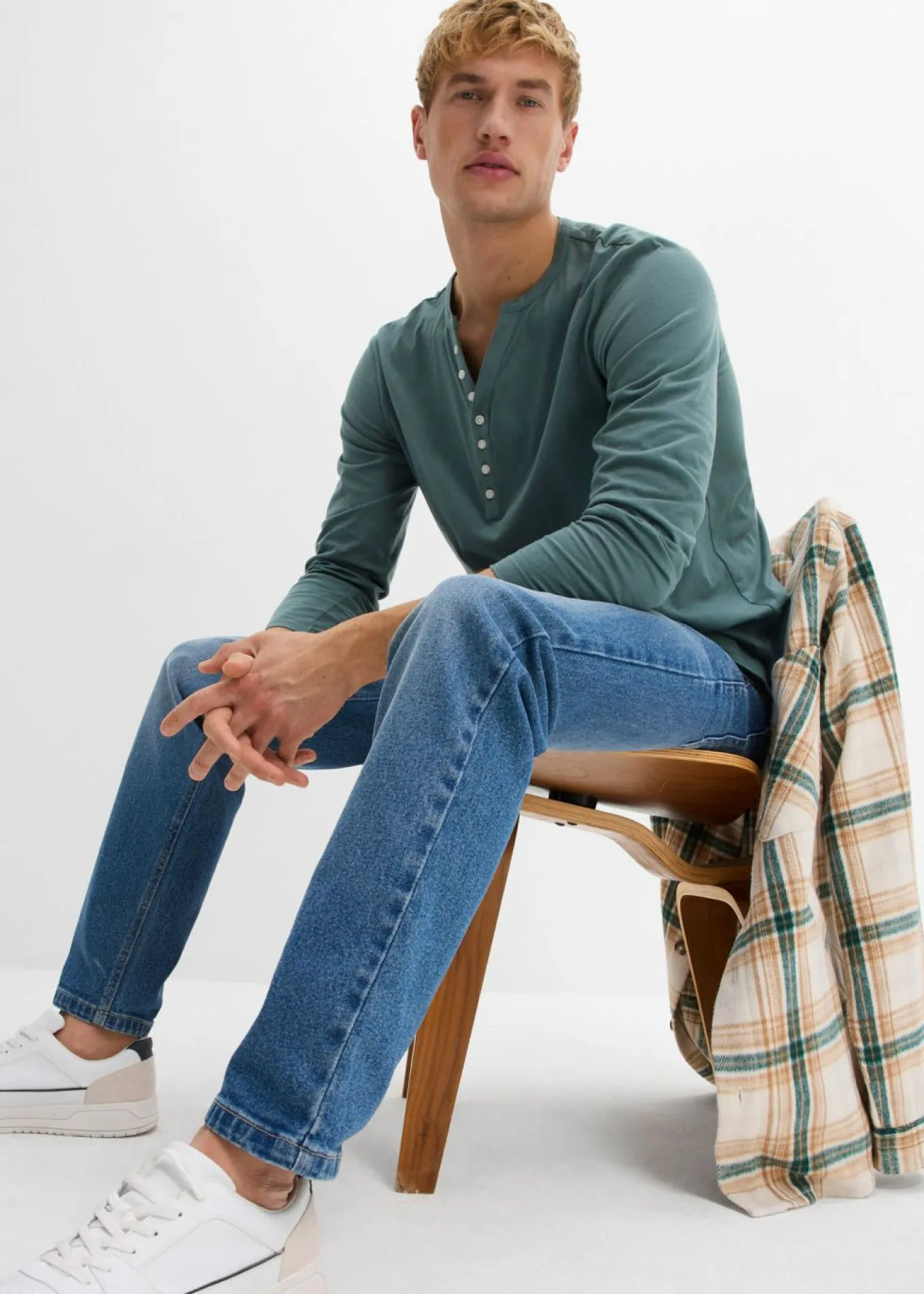 Camiseta de algodón orgánico puro con cuello henley, manga larga y corte entallado