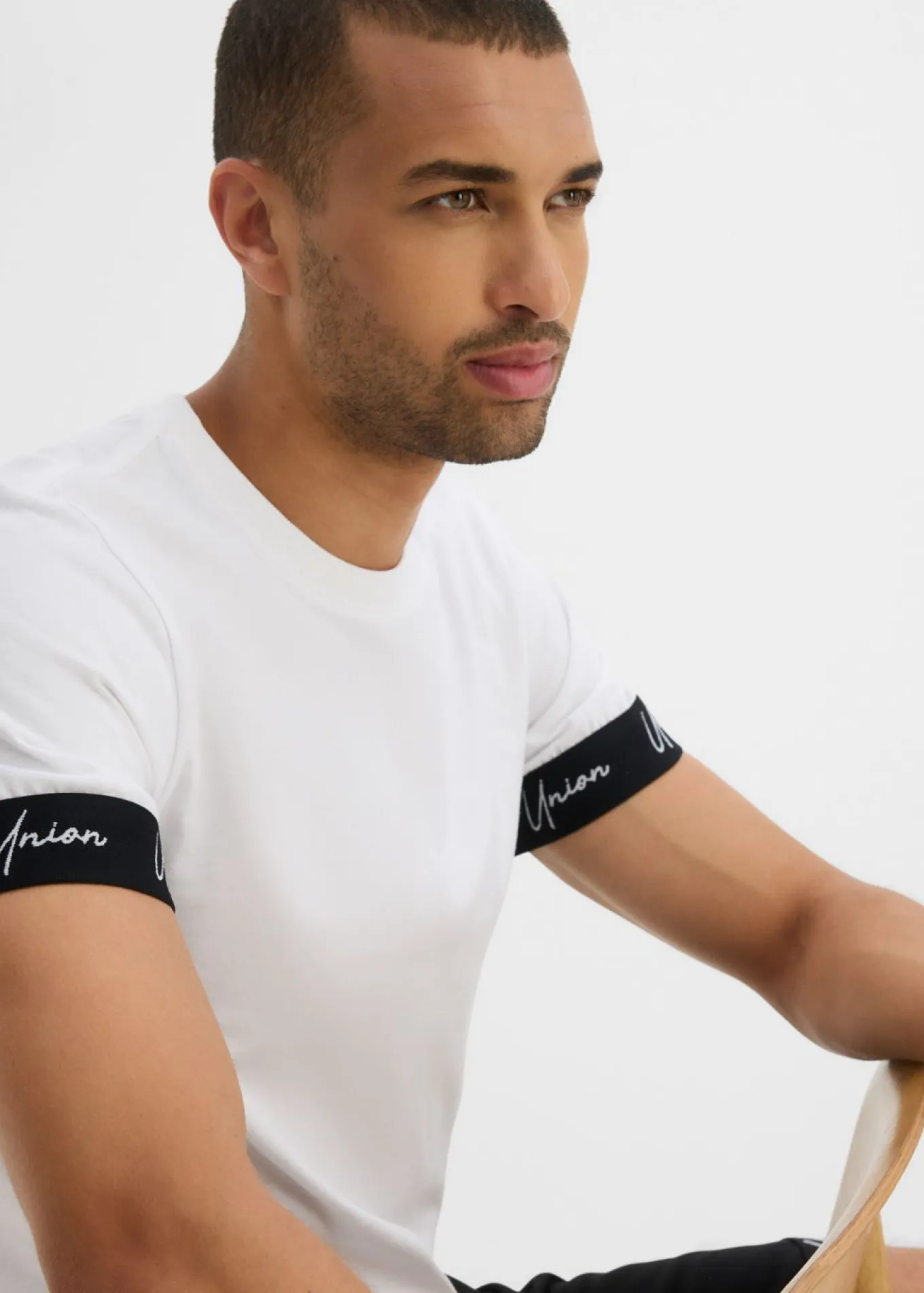 Camiseta de algodón orgánico puro con corte entallado