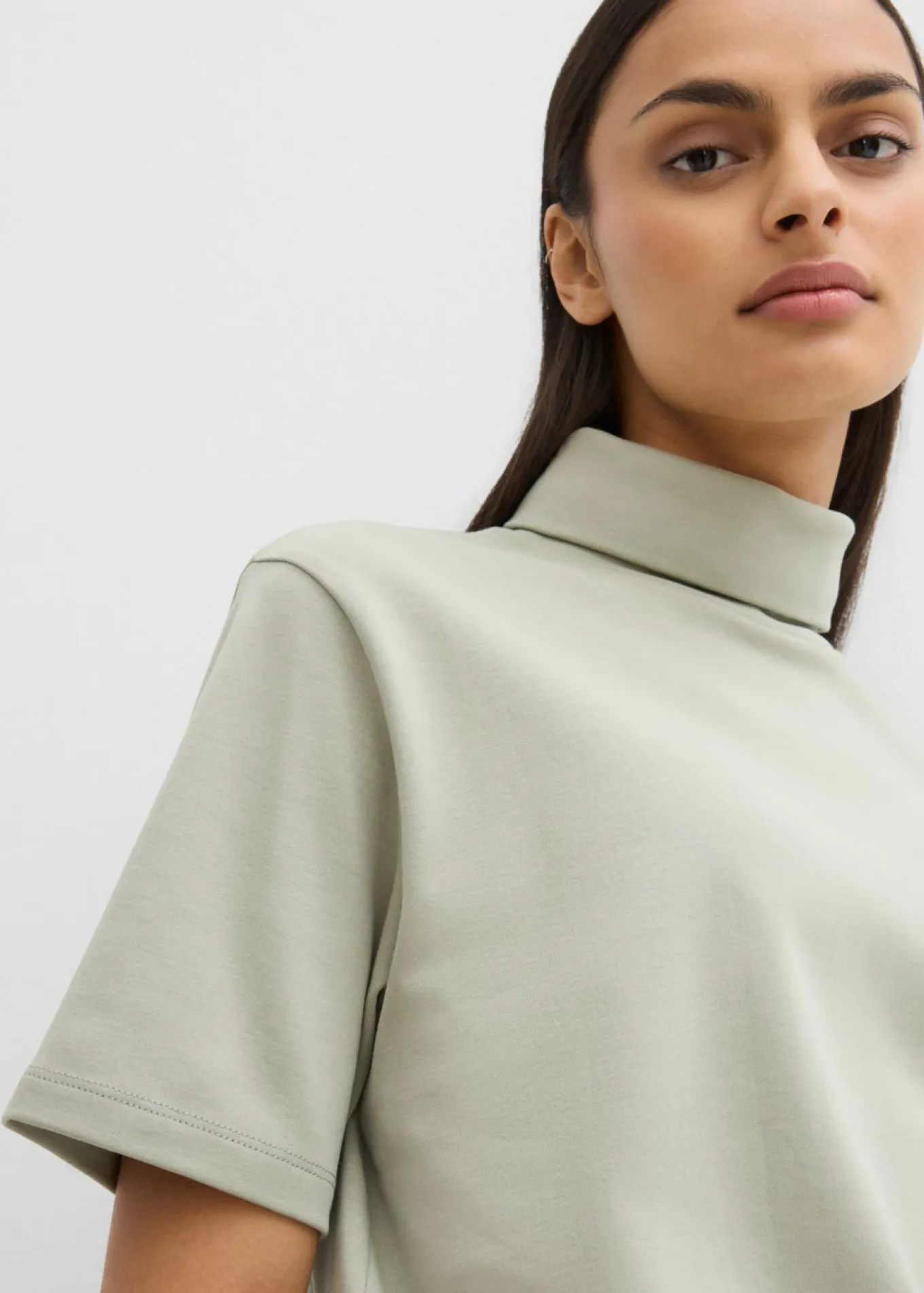 Camiseta de algodón orgánico puro con cuello alto
