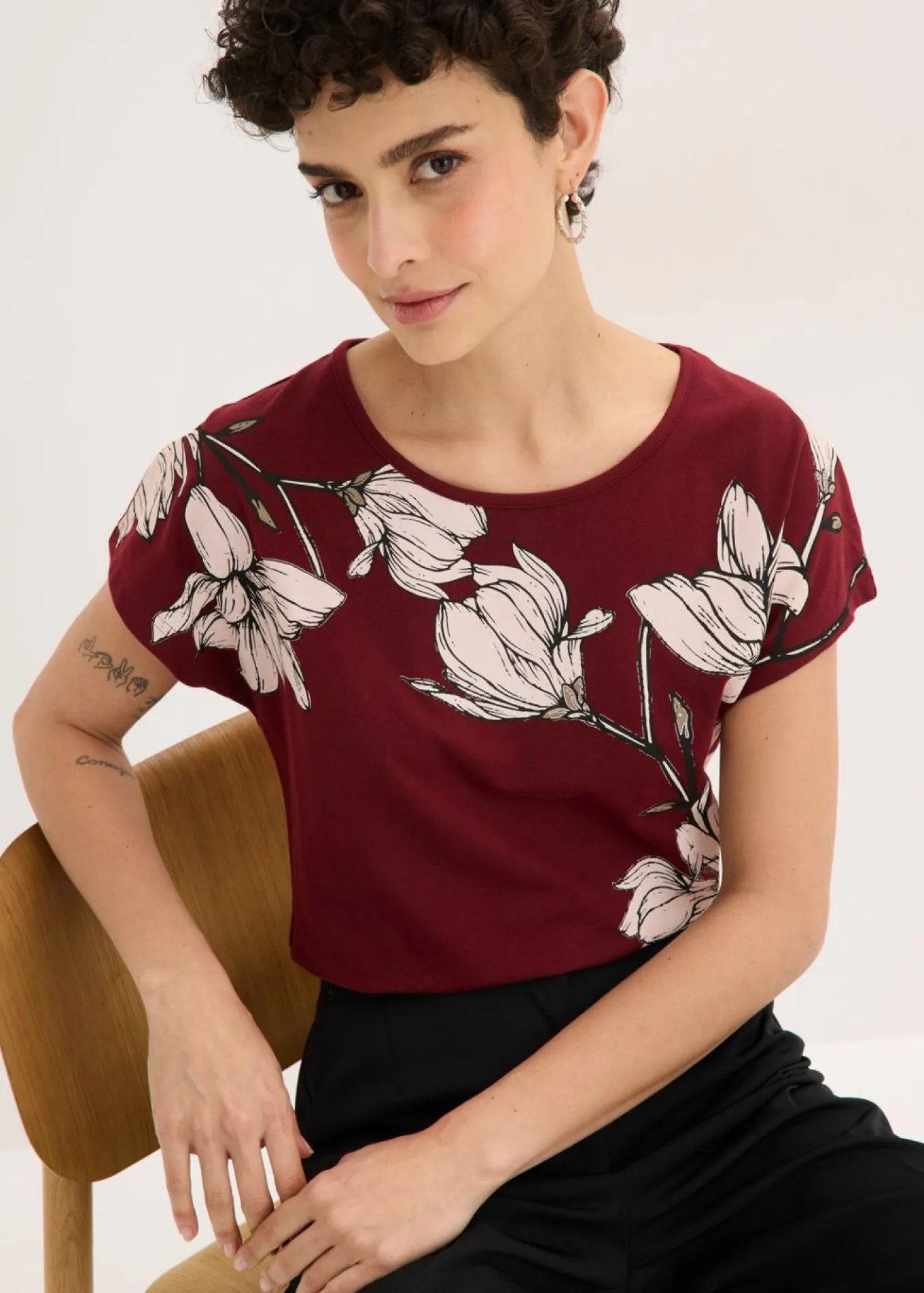 Camiseta de algodón orgánico con estampado de flores