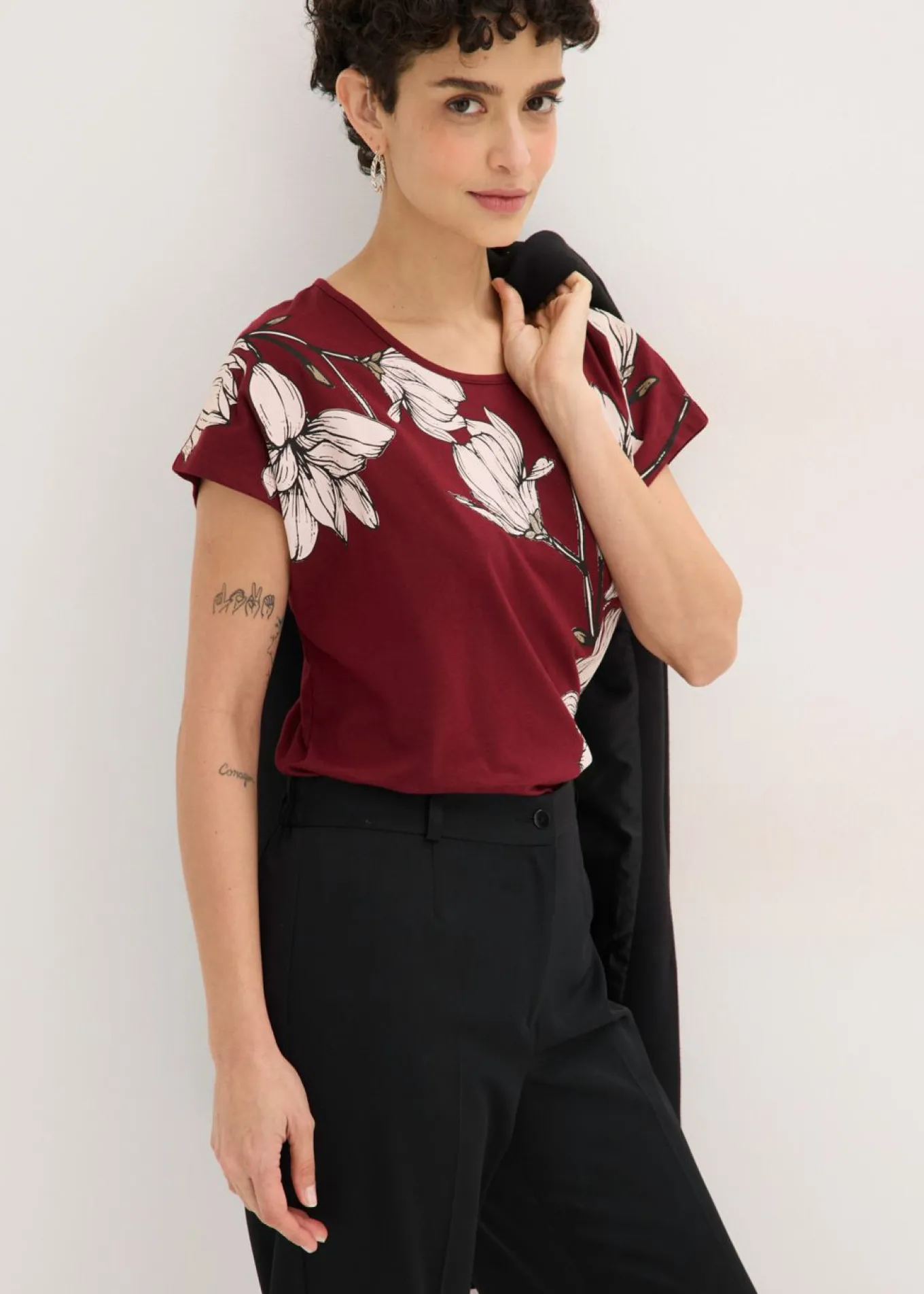 Camiseta de algodón orgánico con estampado de flores