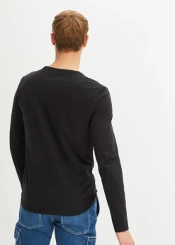 Camiseta de algodón orgánico puro con cuello henley, manga larga y corte entallado