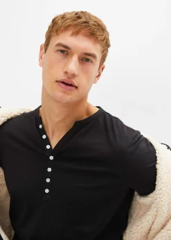 Camiseta de algodón orgánico puro con cuello henley, manga larga y corte entallado
