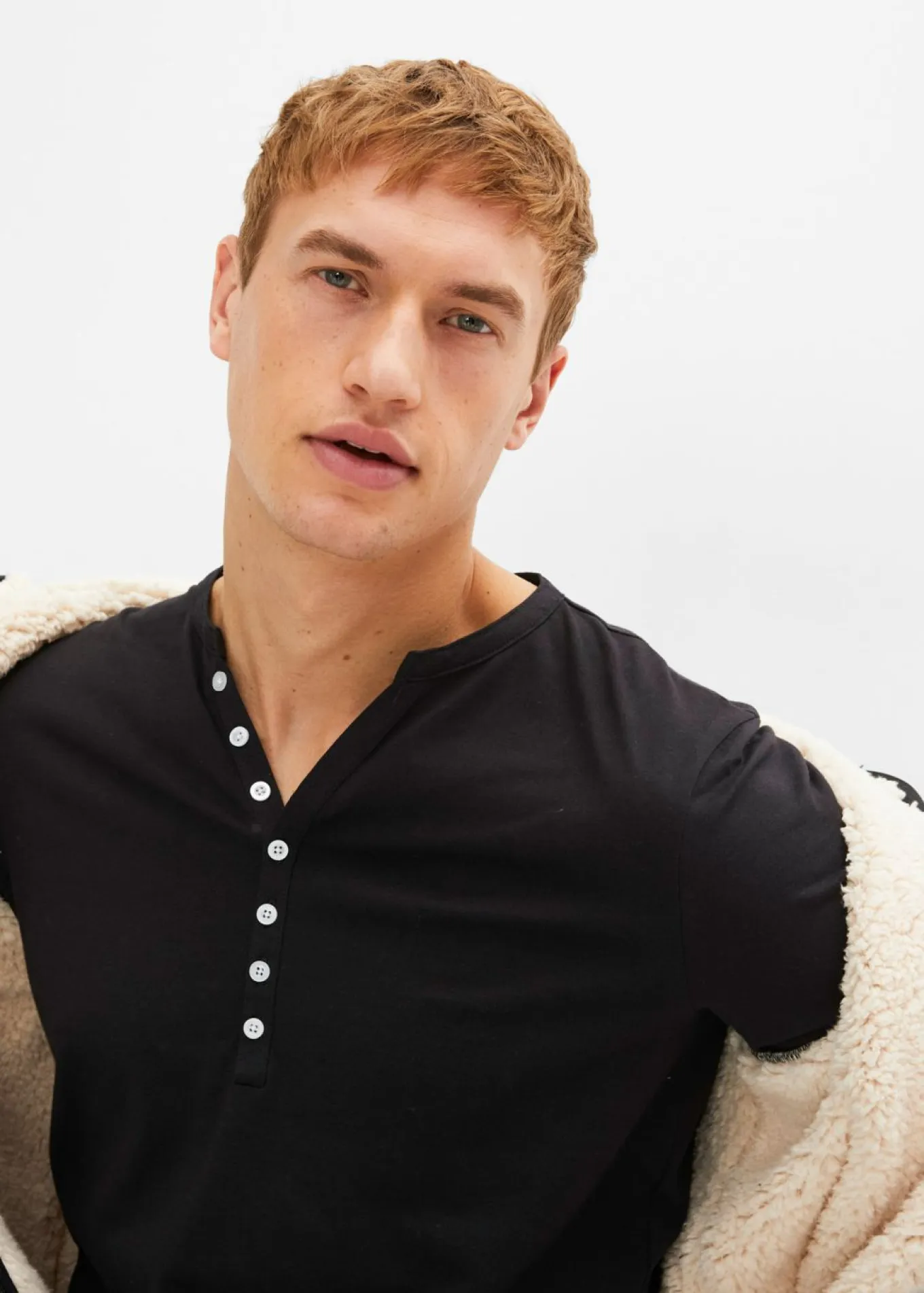 Camiseta de algodón orgánico puro con cuello henley, manga larga y corte entallado