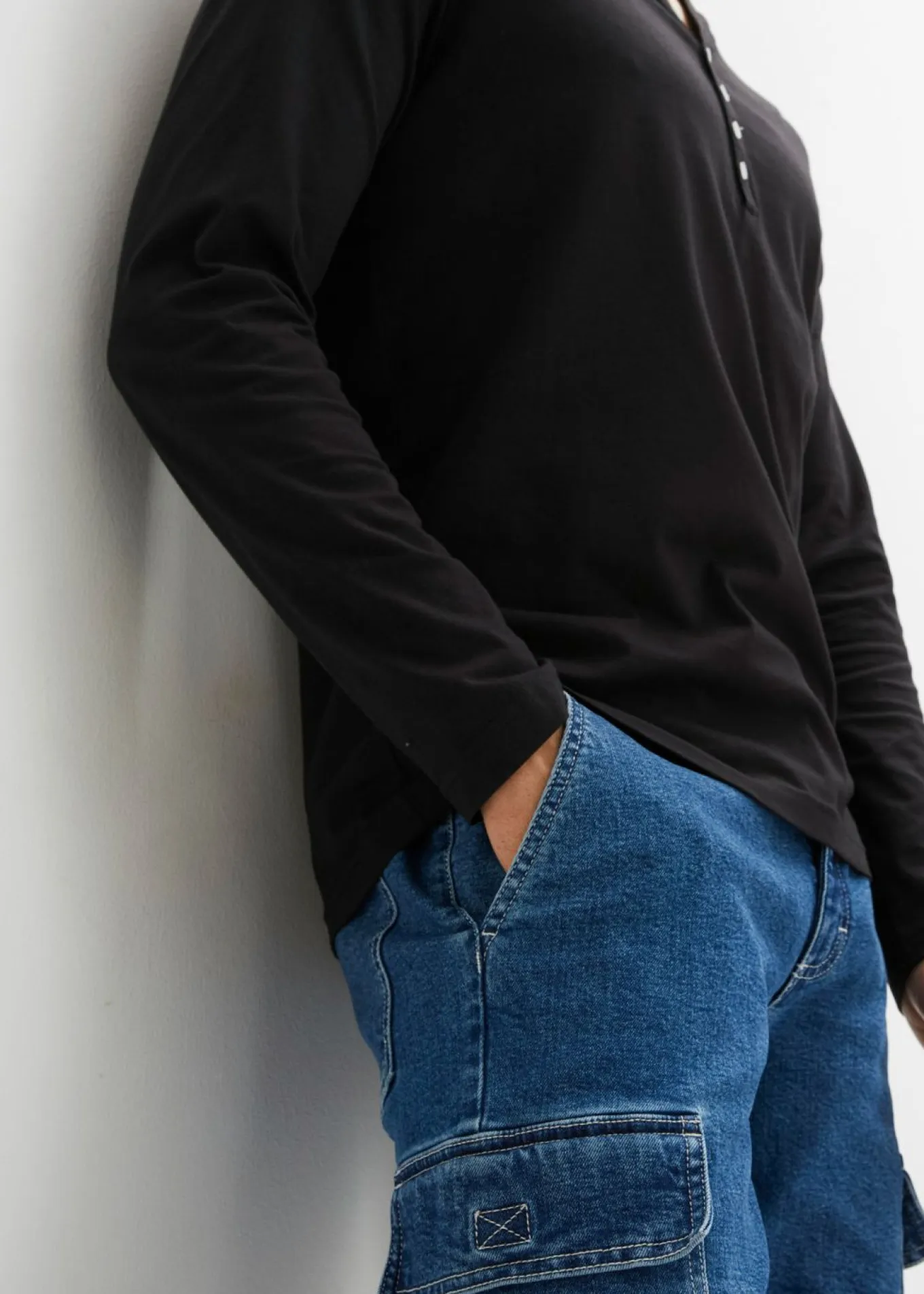 Camiseta de algodón orgánico puro con cuello henley, manga larga y corte entallado