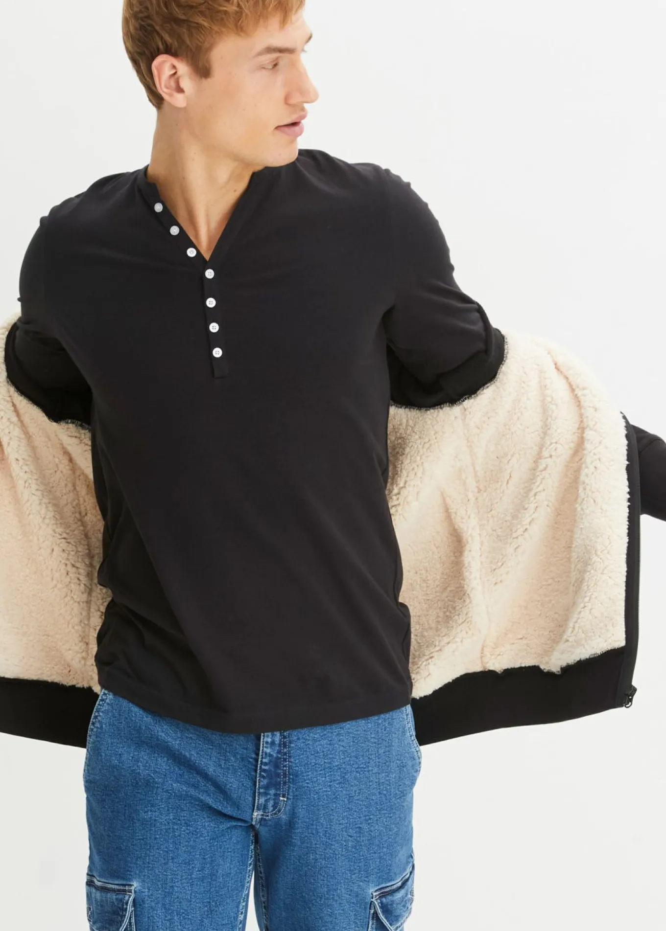 Camiseta de algodón orgánico puro con cuello henley, manga larga y corte entallado