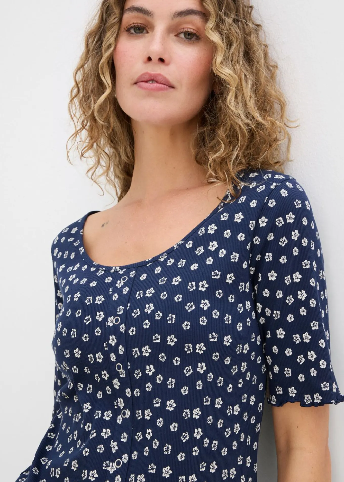 Camiseta de canalé con estampado de flores y manga corta