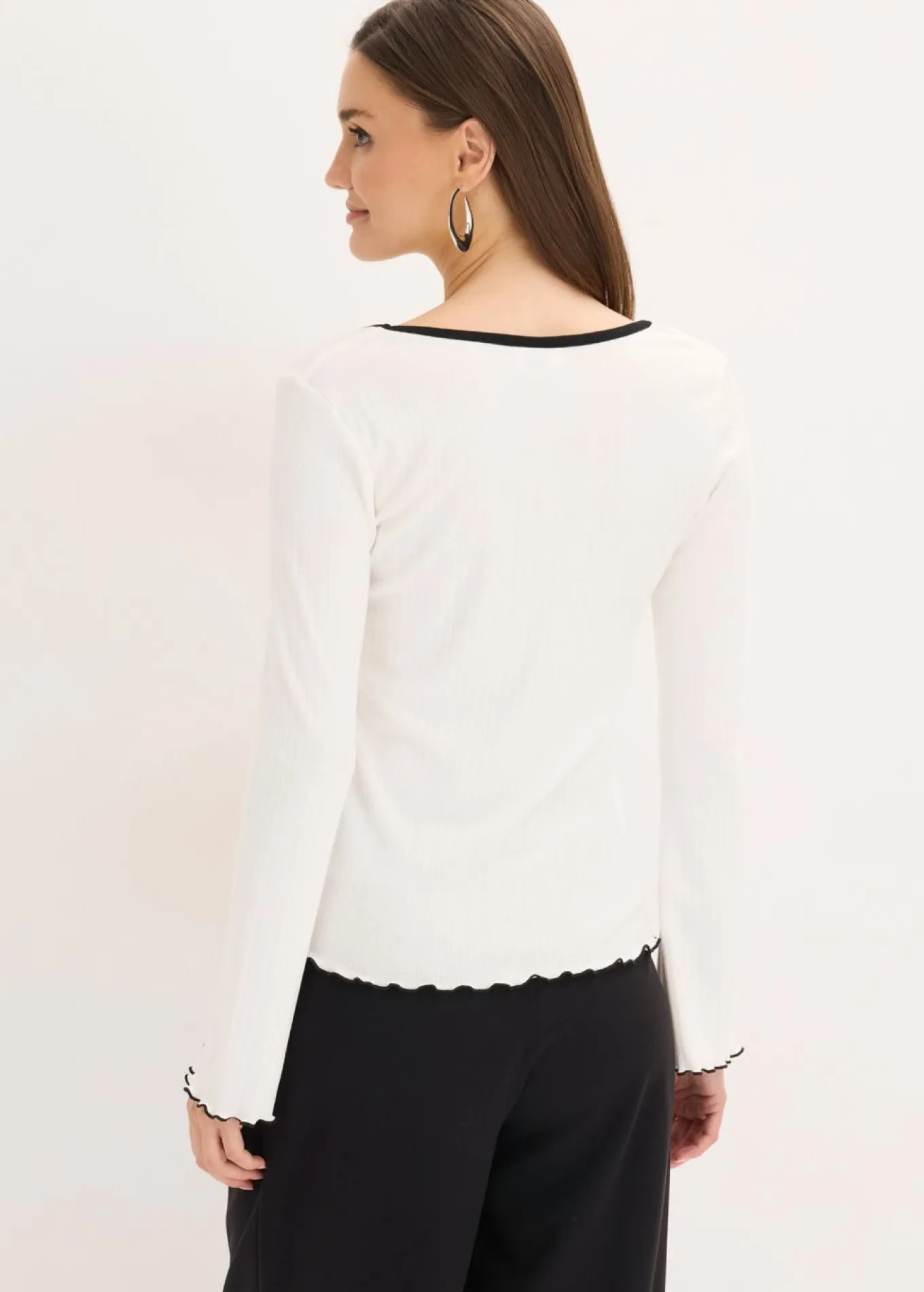 Camiseta de canalé con lazo decorativo