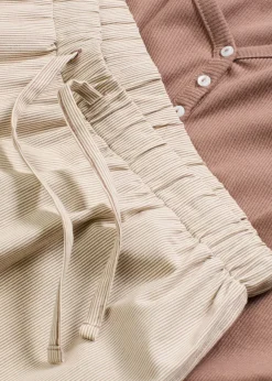 Camiseta de canalé con pantalón cómodo