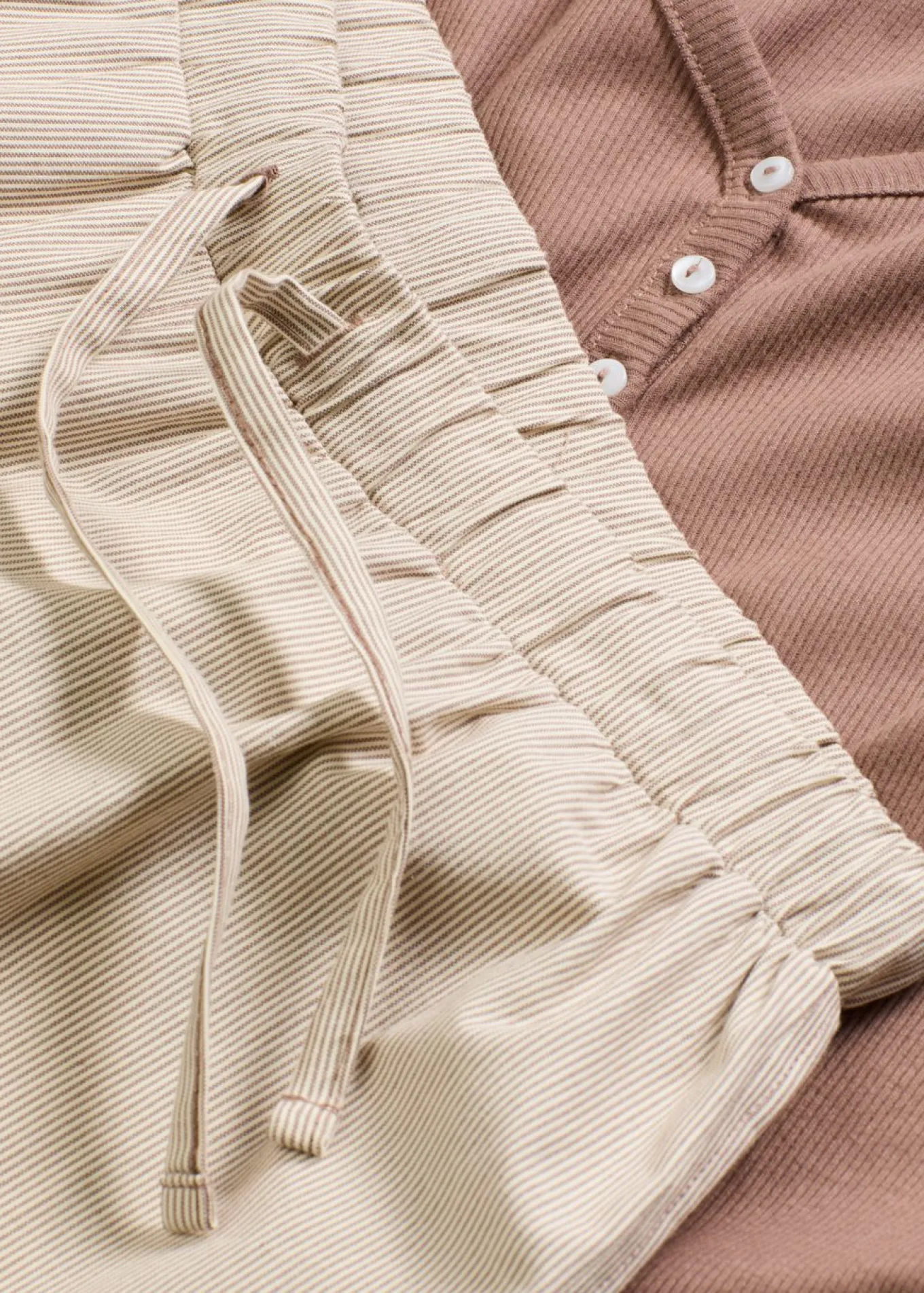 Camiseta de canalé con pantalón cómodo
