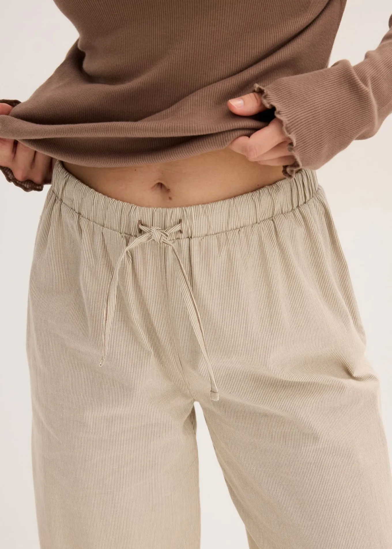 Camiseta de canalé con pantalón cómodo