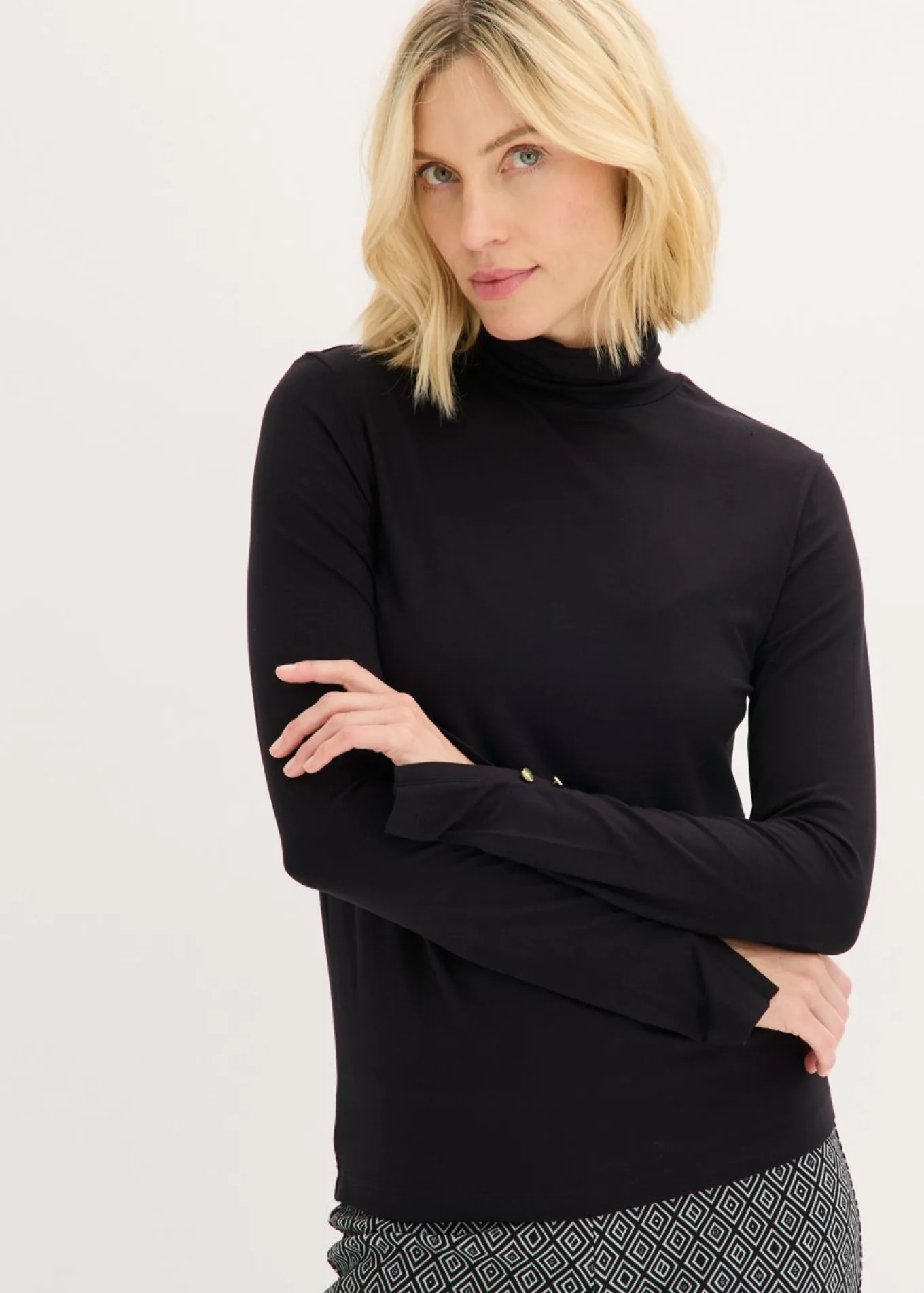 Camiseta de cuello vuelto con botones decorativos