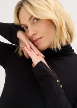 Camiseta de cuello vuelto con botones decorativos