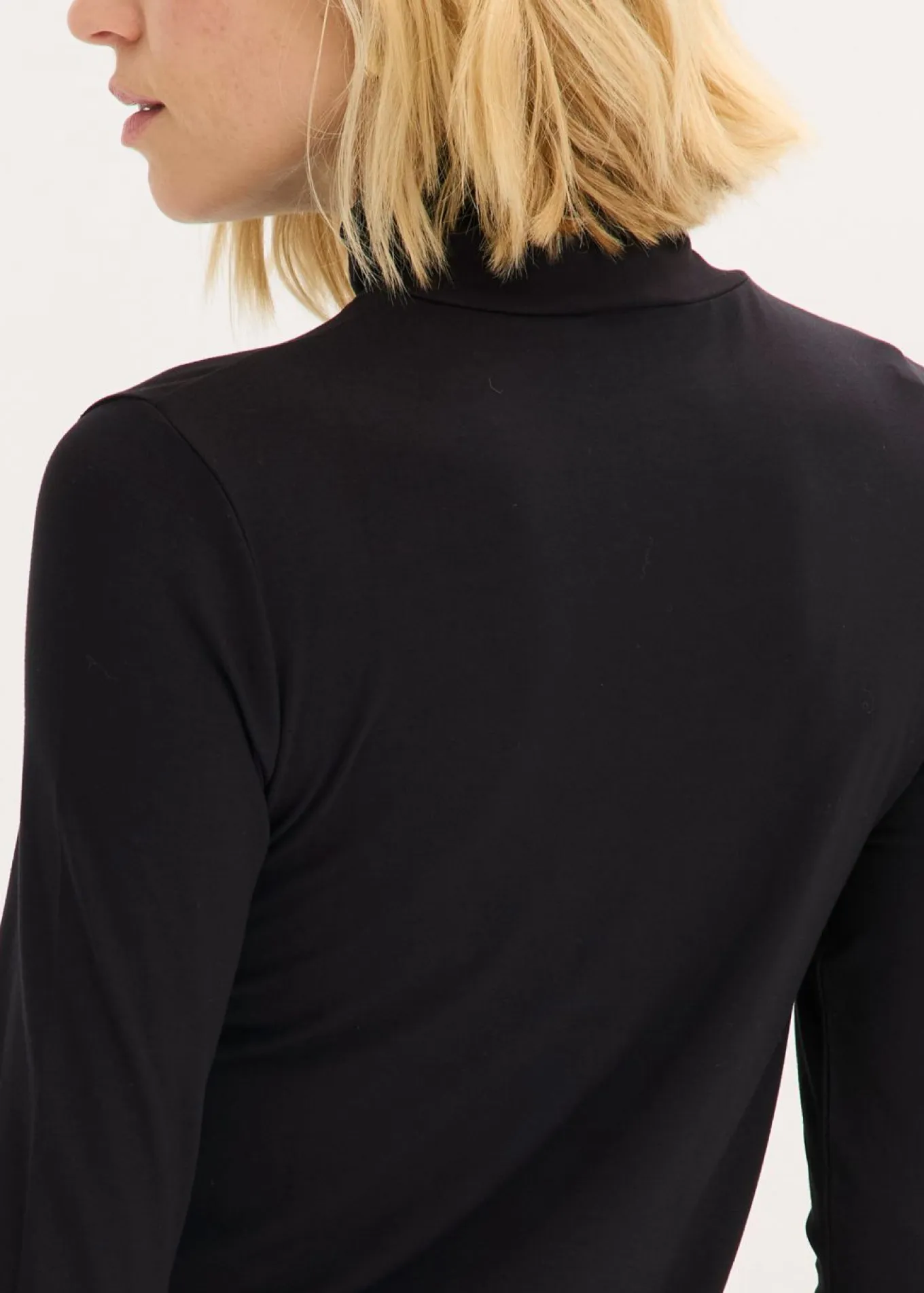 Camiseta de cuello vuelto con botones decorativos