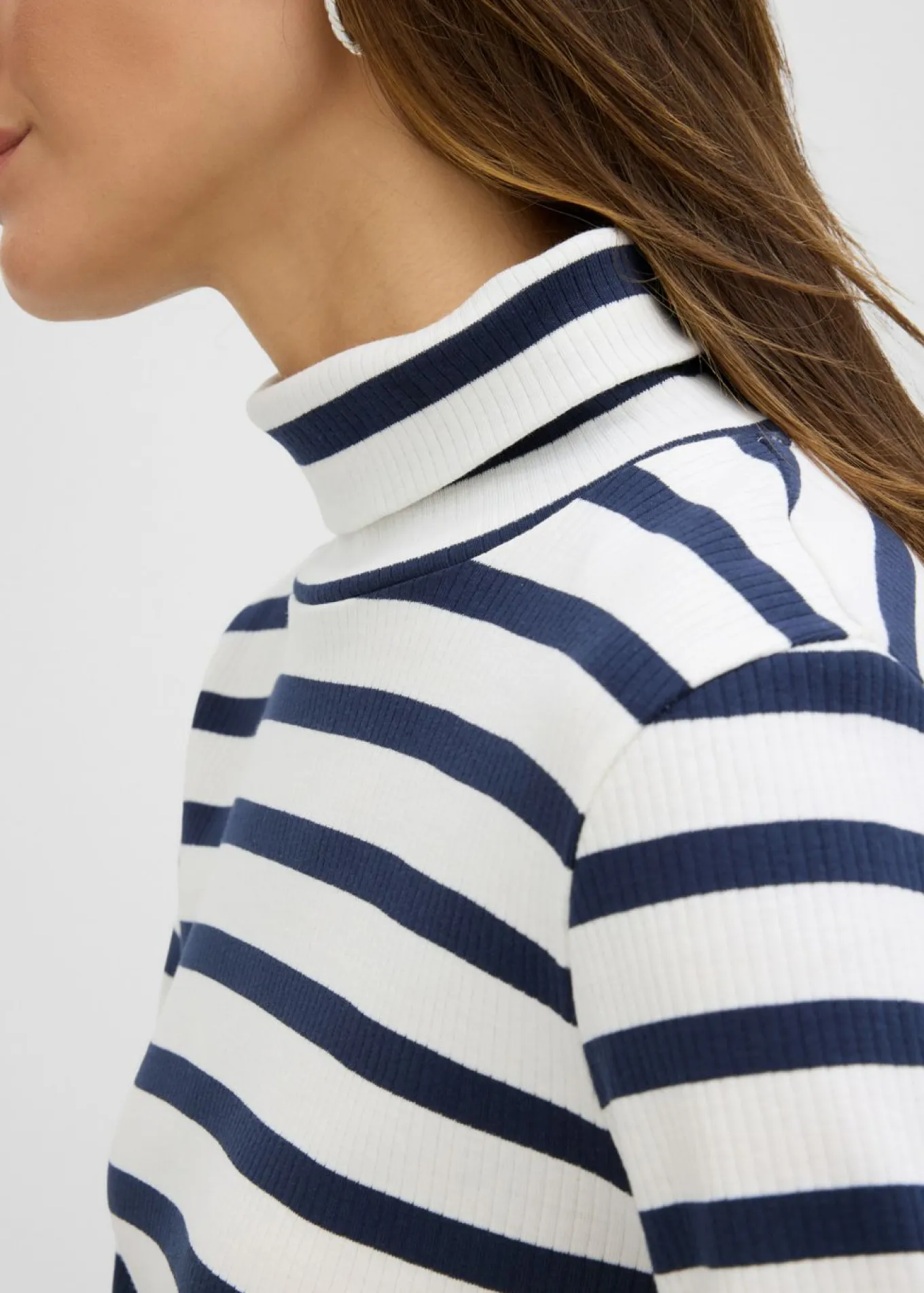 Camiseta de cuello vuelto de algodón orgánico puro