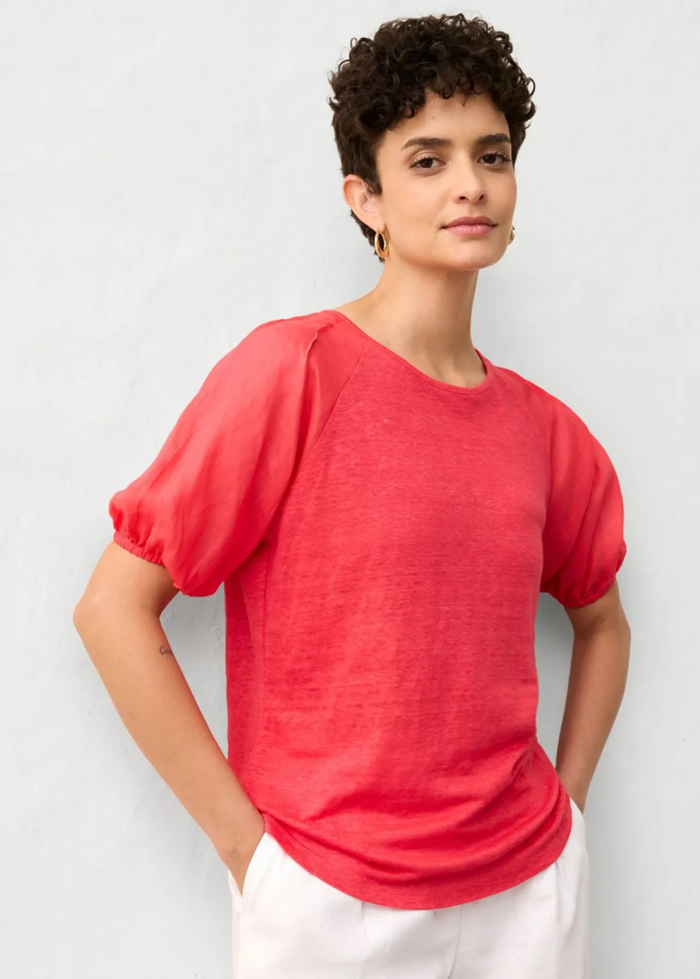Camiseta de lino con mangas abullonadas