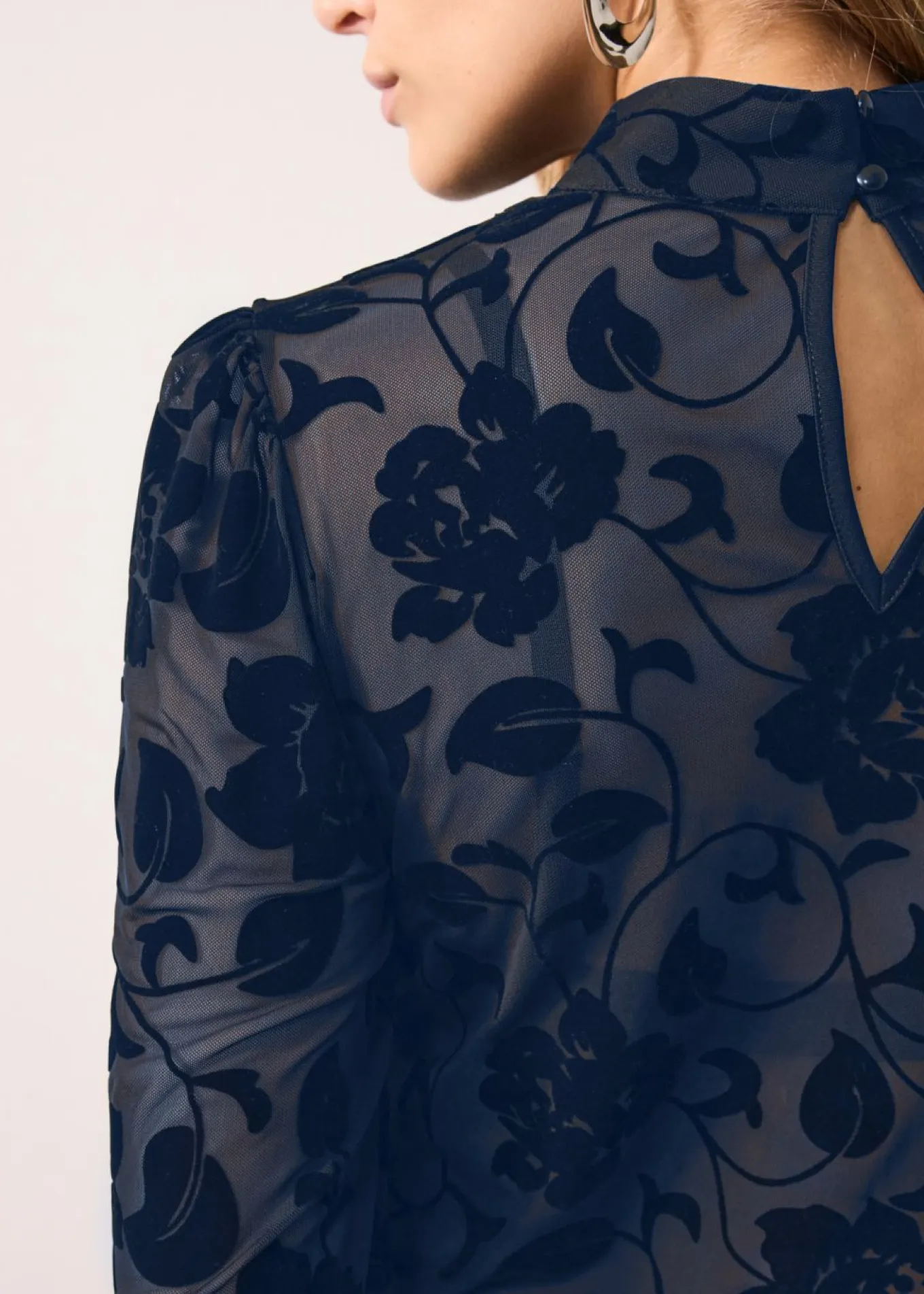Camiseta de manga larga con leve transparencia