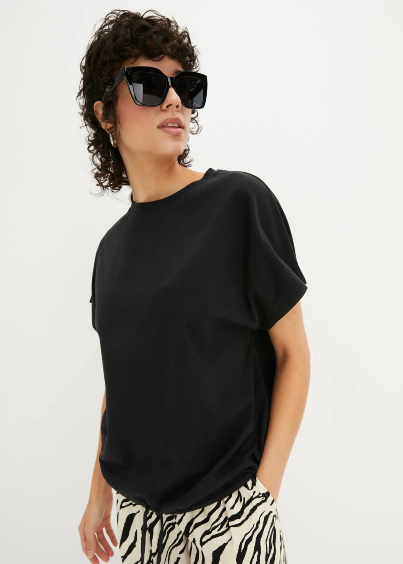 Camiseta de mezcla de algodón y viscosa con detalle de lazo en el dobladillo