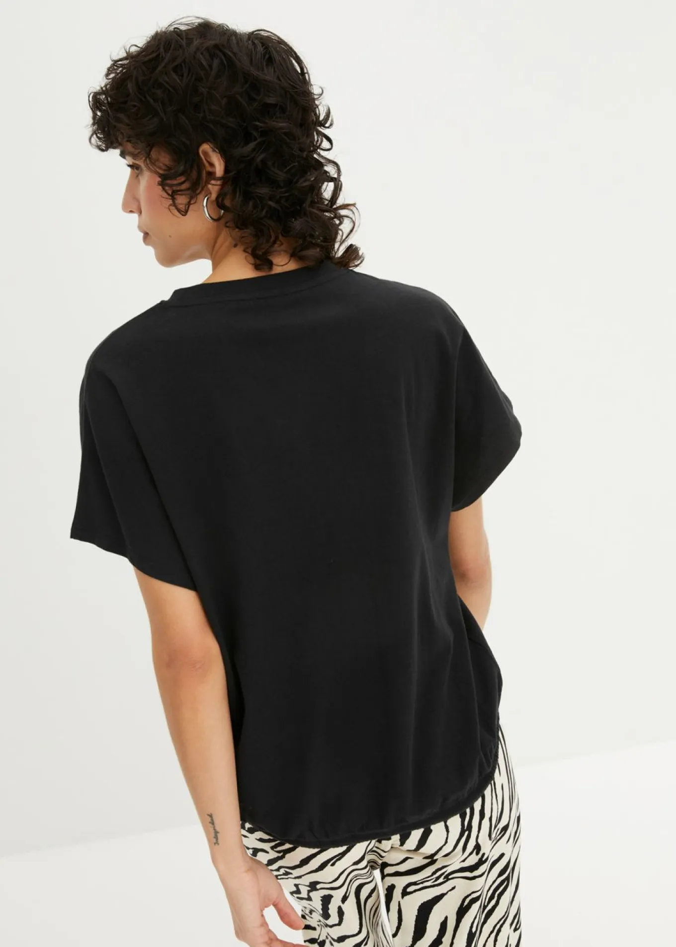 Camiseta de mezcla de algodón y viscosa con detalle de lazo en el dobladillo