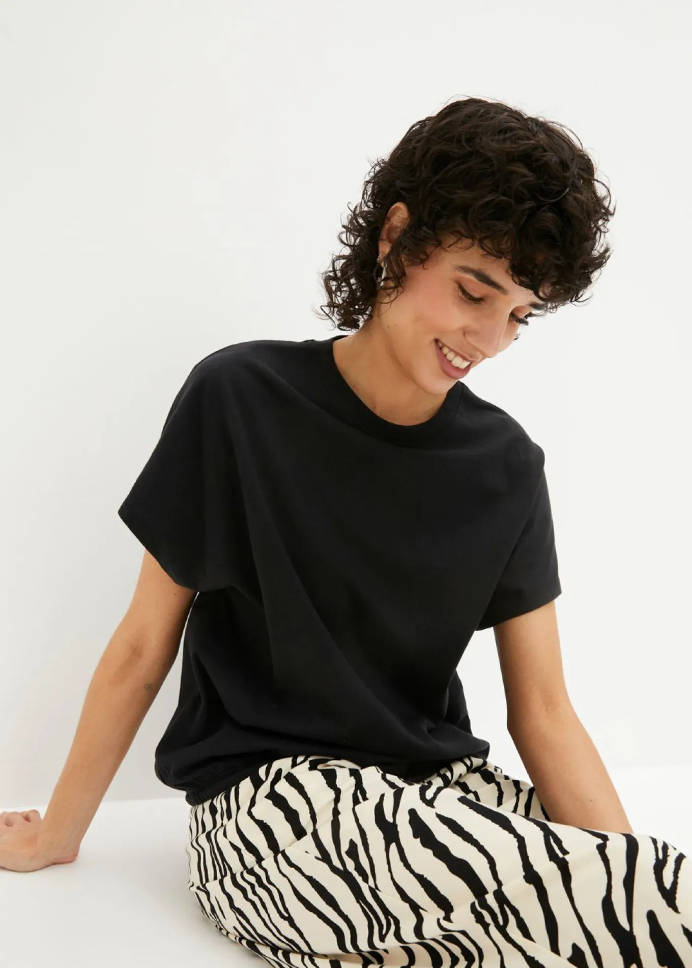 Camiseta de mezcla de algodón y viscosa con detalle de lazo en el dobladillo