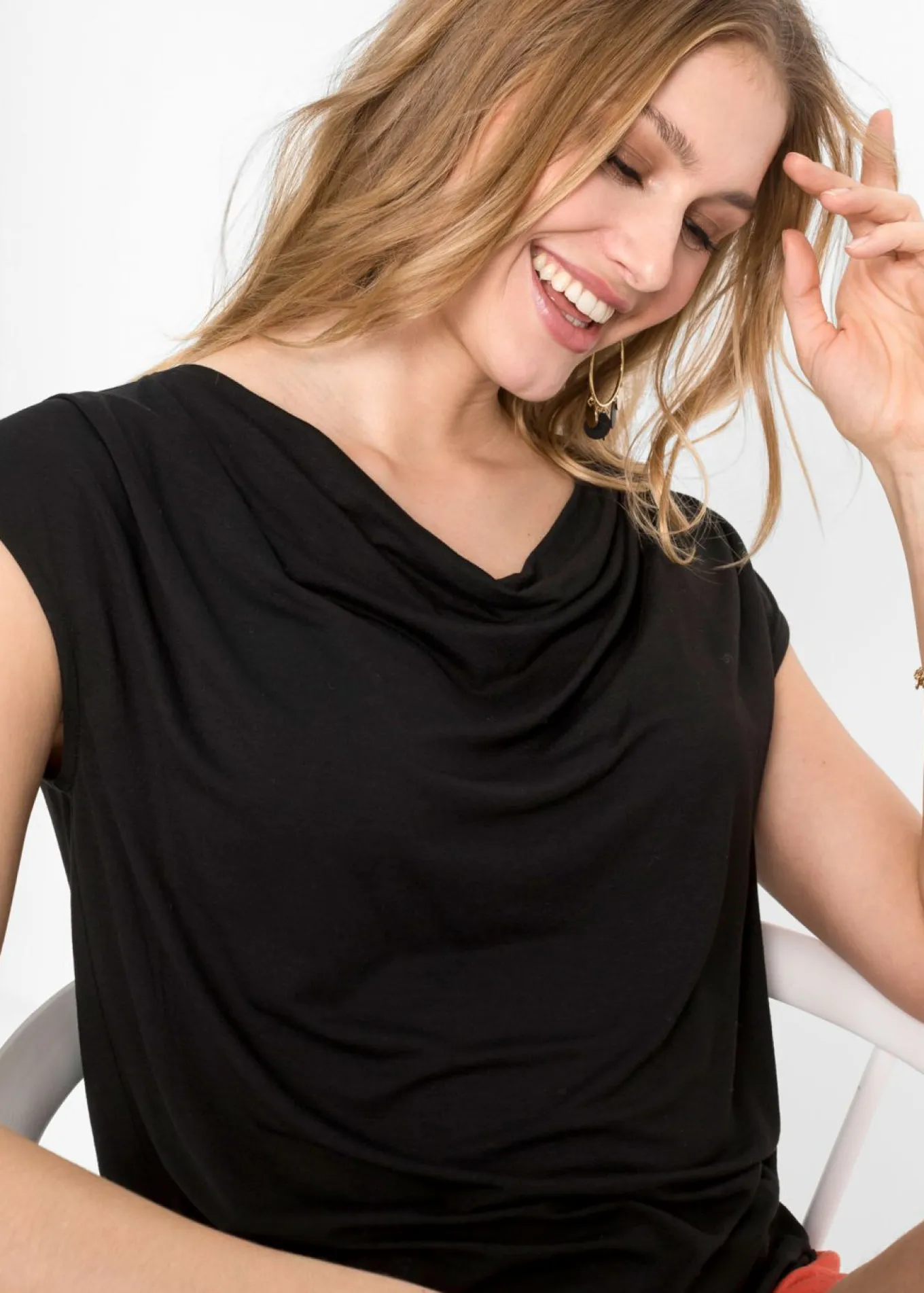 Camiseta de mezcla de viscosa con escote en cascada