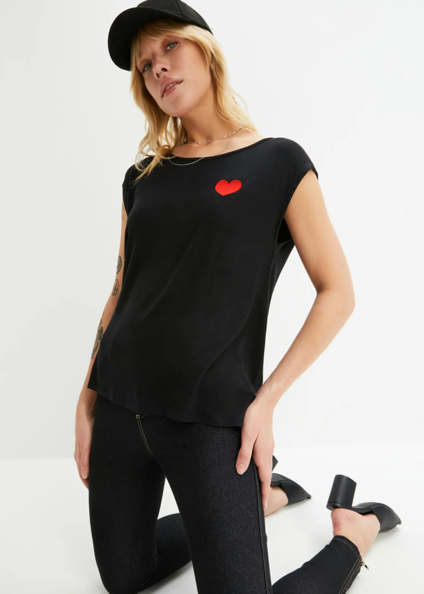 Camiseta de mezcla de viscosa fluida con dobladillo asimétrico