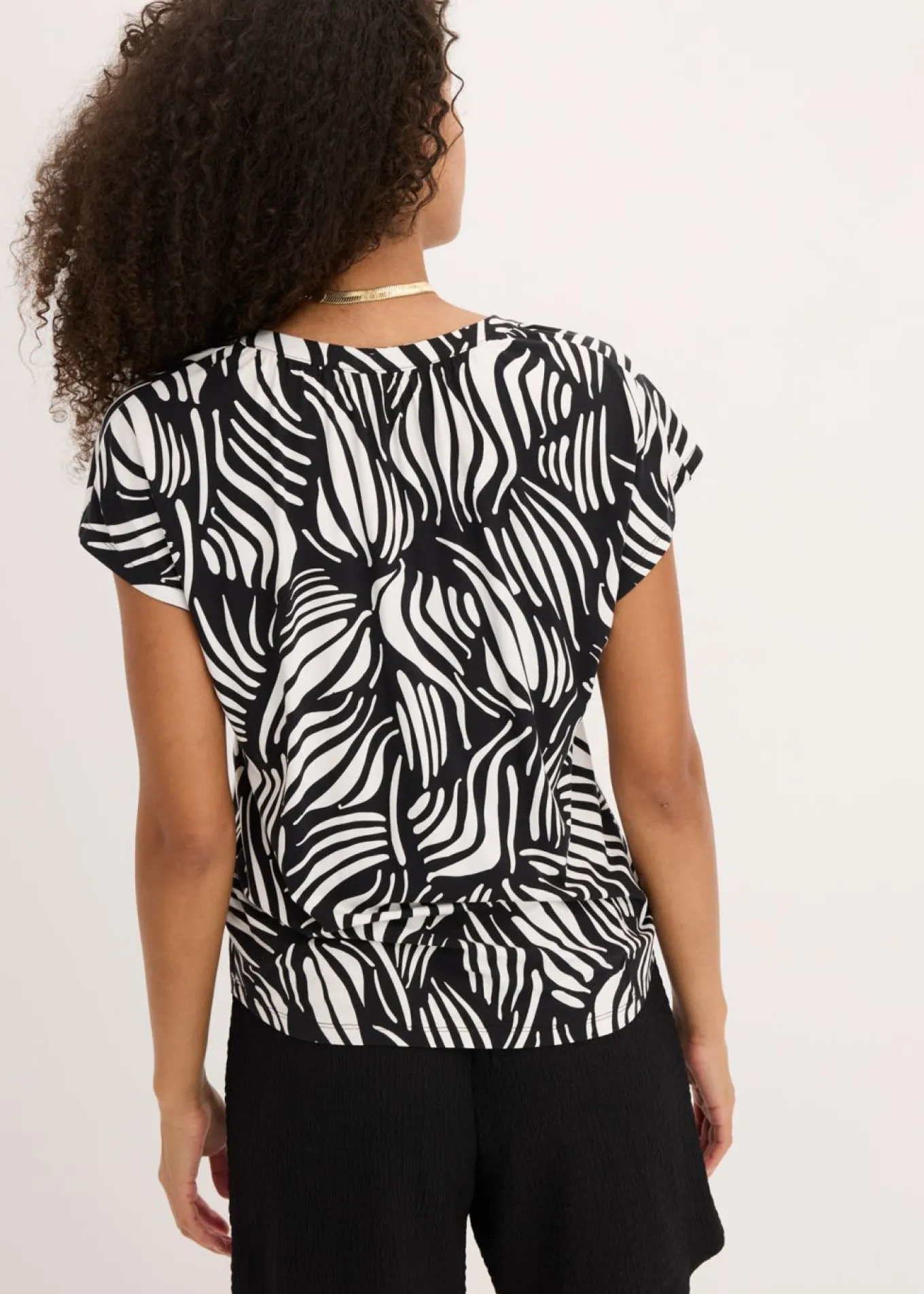 Camiseta de mezcla de viscosa suave con cuello henley